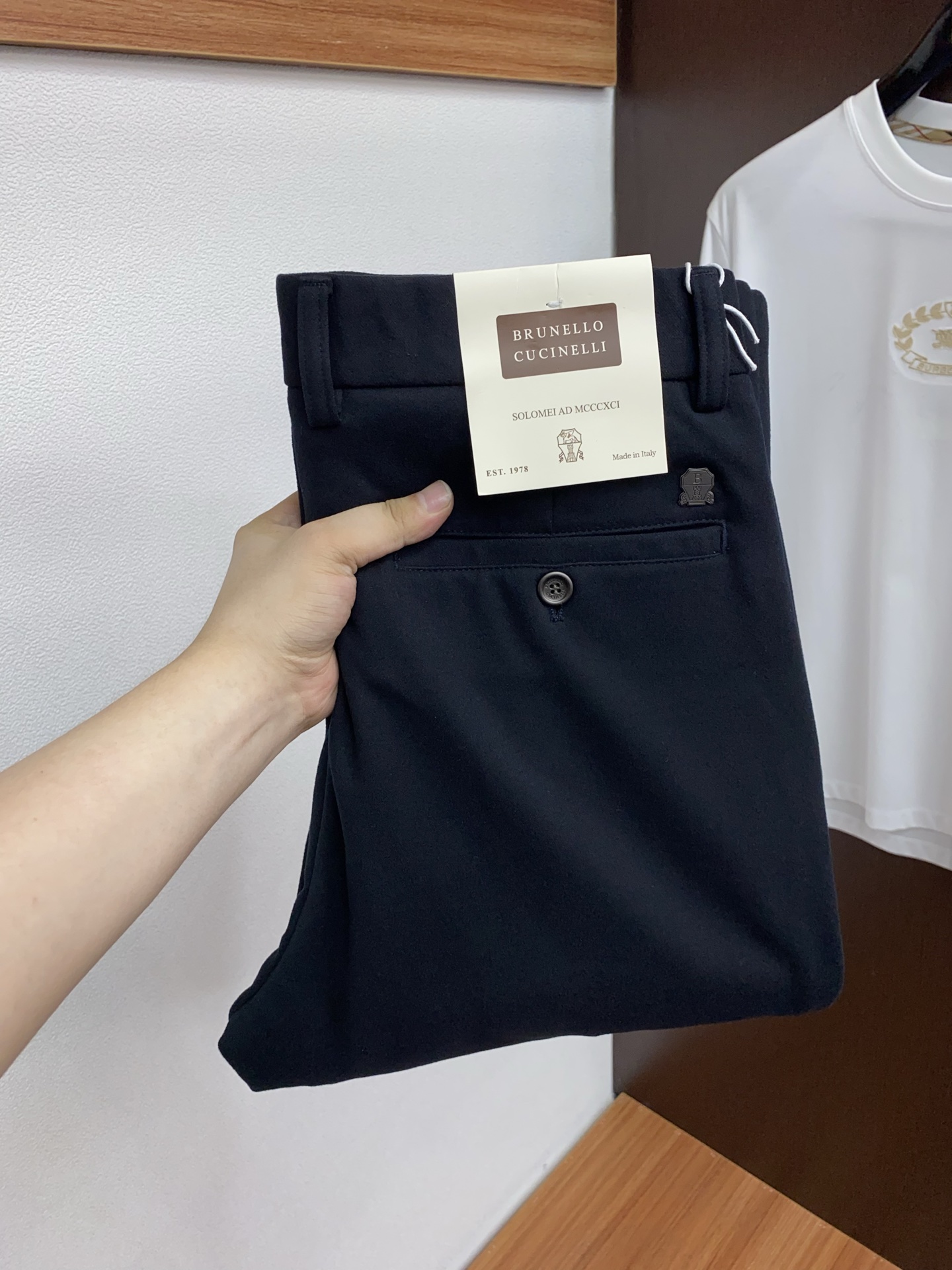 BC 25年新款休闲西裤 干净利落剪裁，都市风十足 采用精纺面料手感软糯干爽，上身效果挺括有型。五金精致