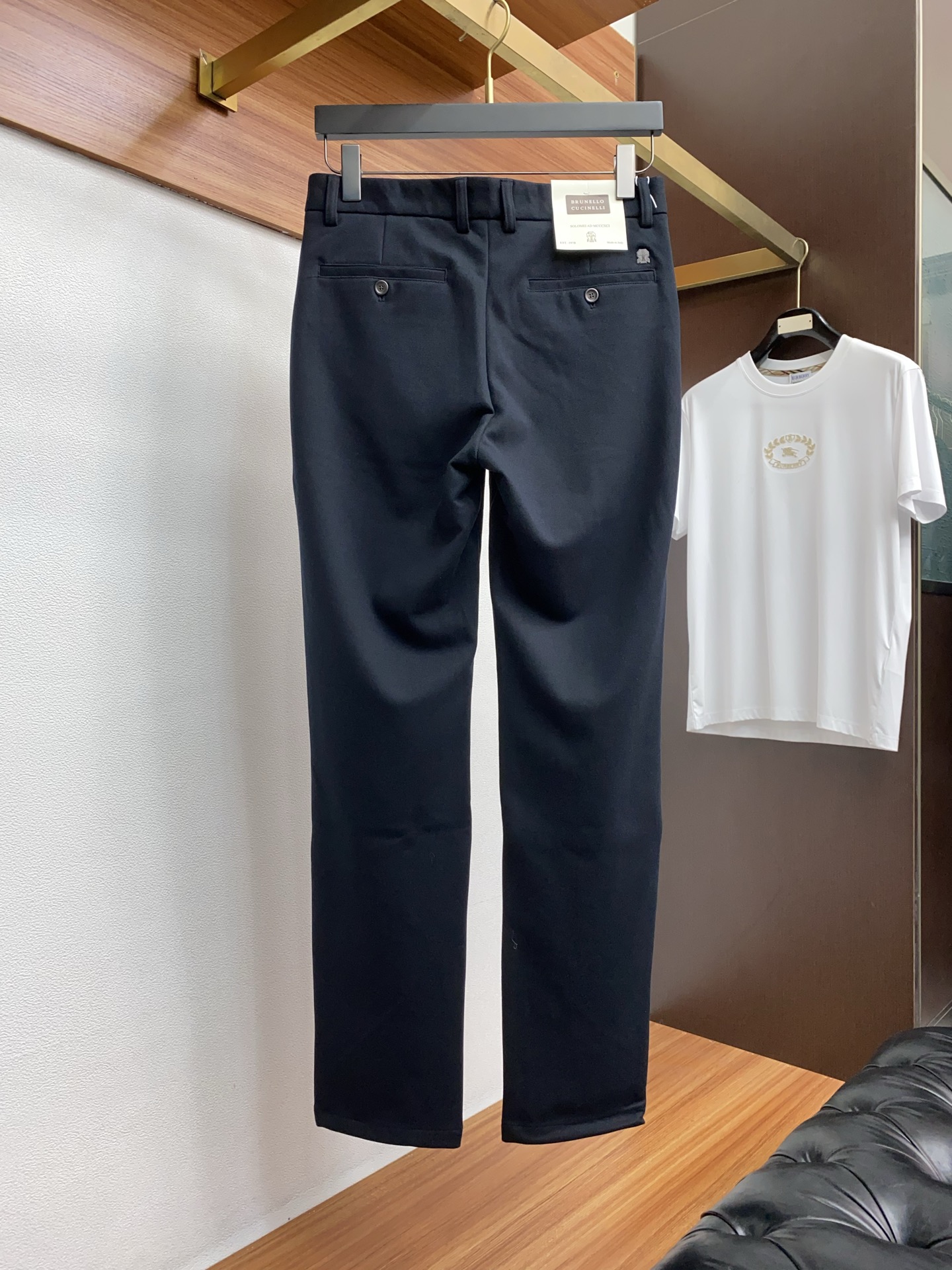 BC 25年新款休闲西裤 干净利落剪裁，都市风十足 采用精纺面料手感软糯干爽，上身效果挺括有型。五金精致