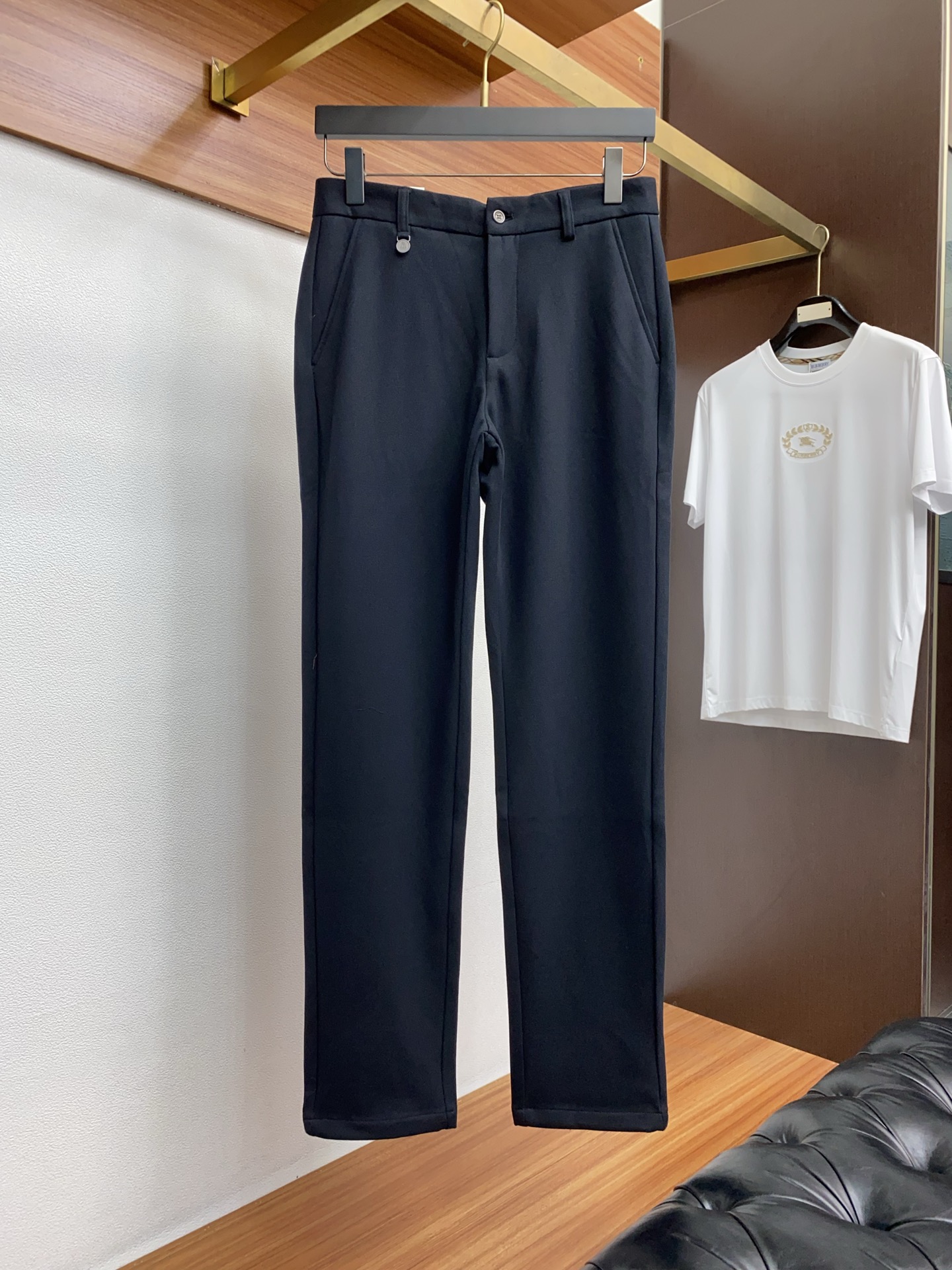 BC 25年新款休闲西裤 干净利落剪裁，都市风十足 采用精纺面料手感软糯干爽，上身效果挺括有型。五金精致