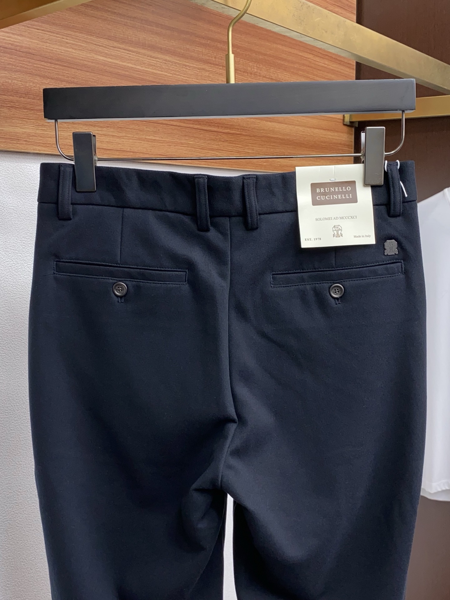 BC 25年新款休闲西裤 干净利落剪裁，都市风十足 采用精纺面料手感软糯干爽，上身效果挺括有型。五金精致