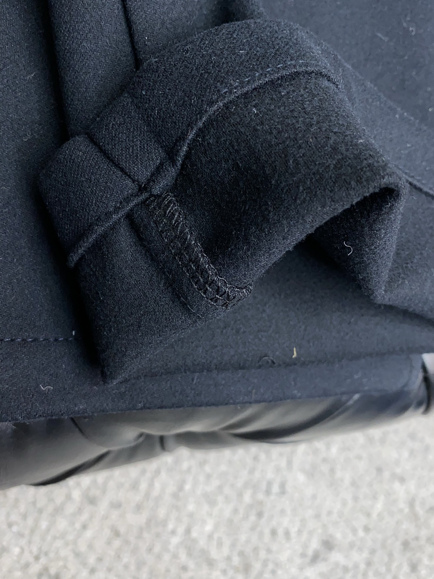 BC 25年新款休闲西裤 干净利落剪裁，都市风十足 采用精纺面料手感软糯干爽，上身效果挺括有型。五金精致