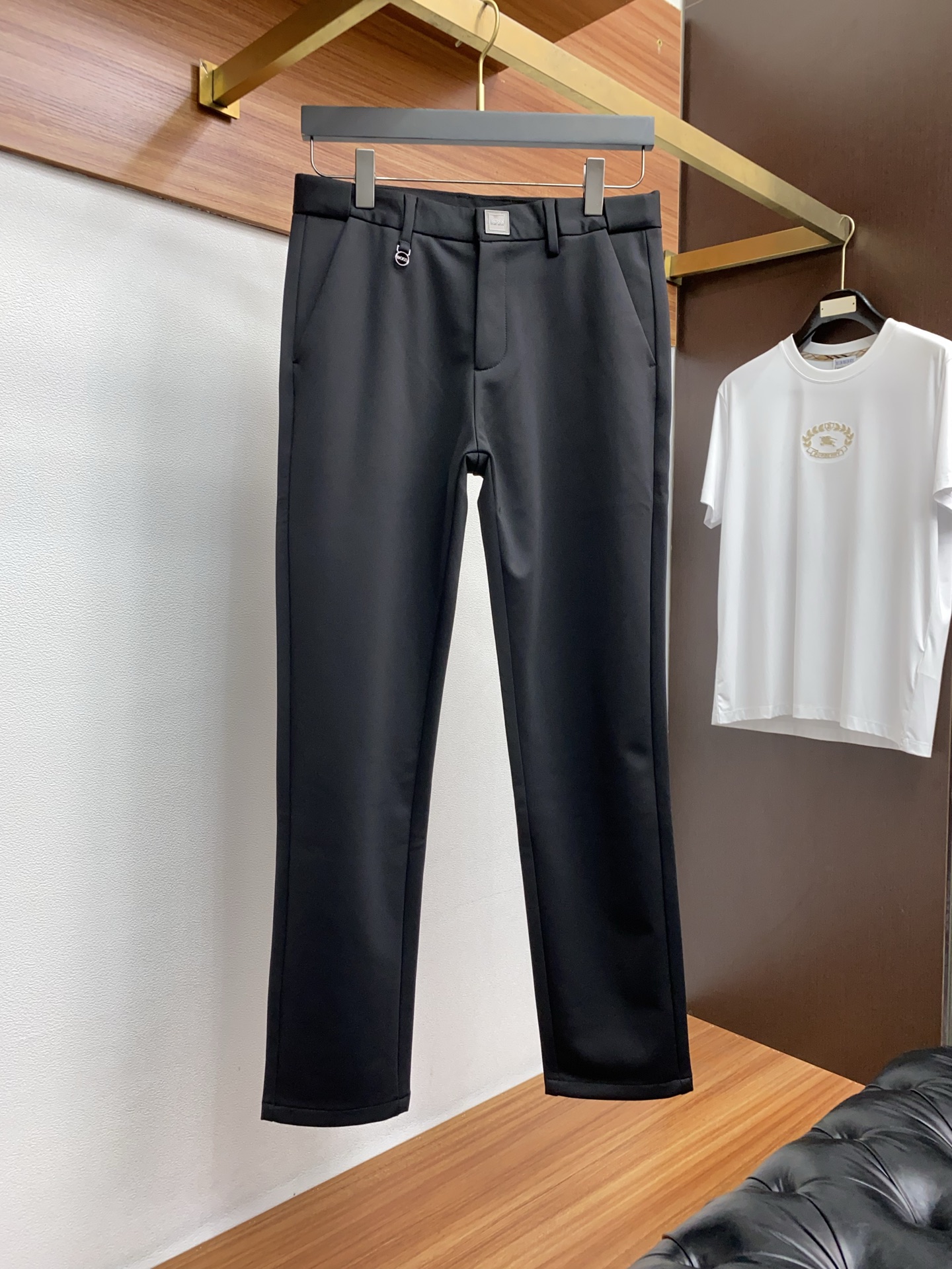 BOSS 25年秋冬 新款休闲西裤 干净利落剪裁，都市风十足 采用精纺面料手感软糯干爽，上身效果挺括有型