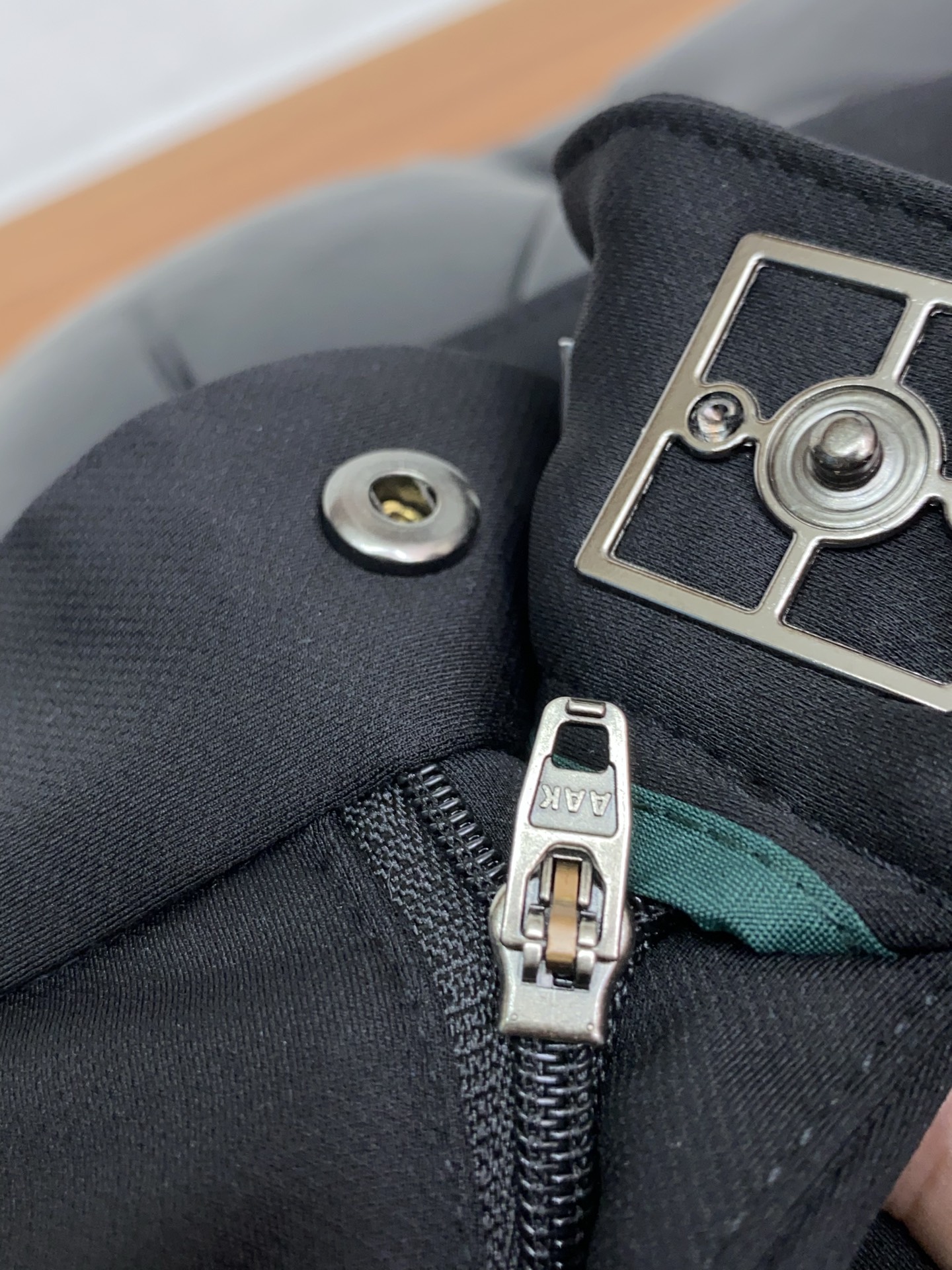 BOSS 25年秋冬 新款休闲西裤 干净利落剪裁，都市风十足 采用精纺面料手感软糯干爽，上身效果挺括有型