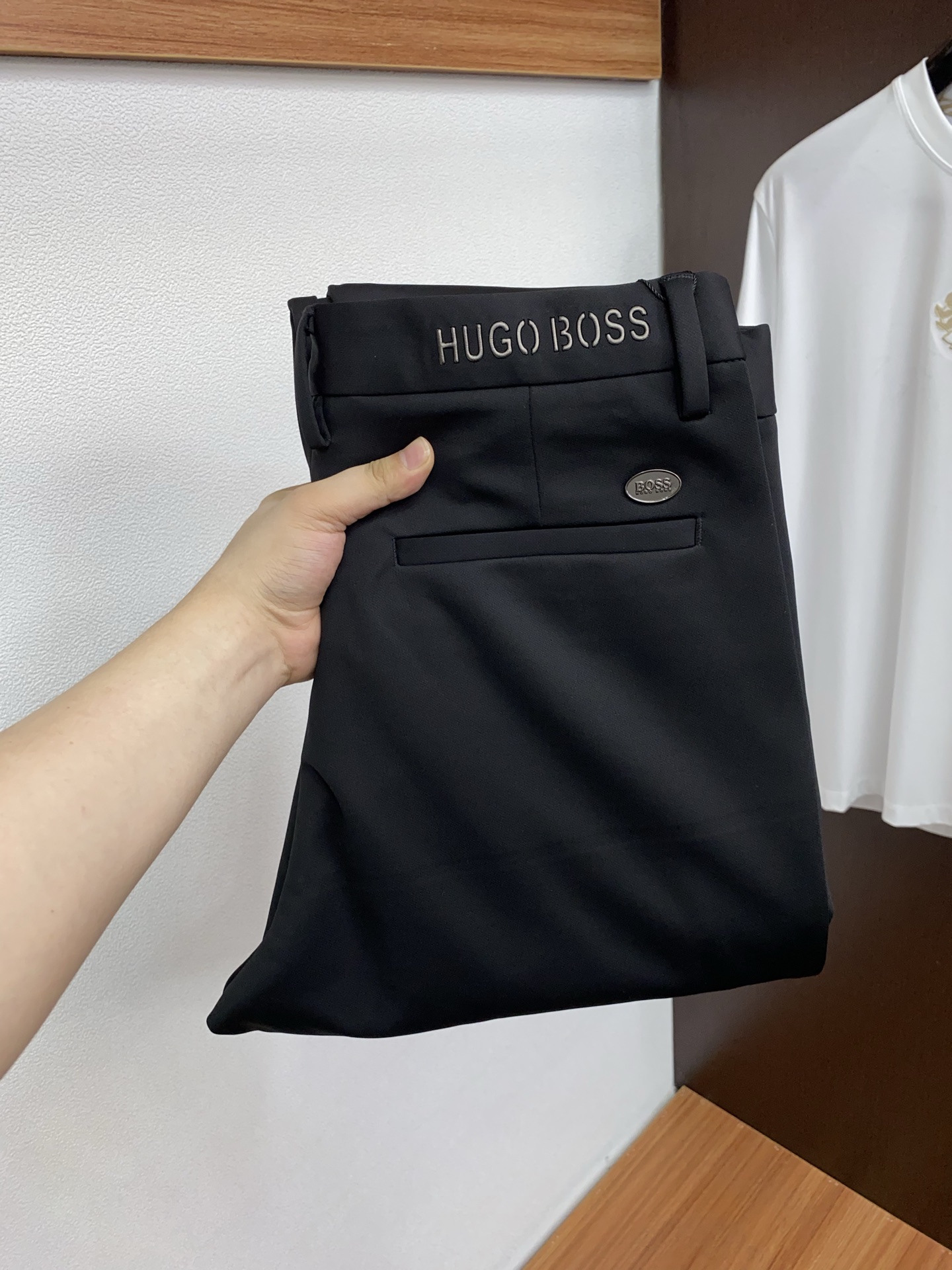 BOSS 25年秋冬 新款休闲西裤 干净利落剪裁，都市风十足 采用精纺面料手感软糯干爽，上身效果挺括有型