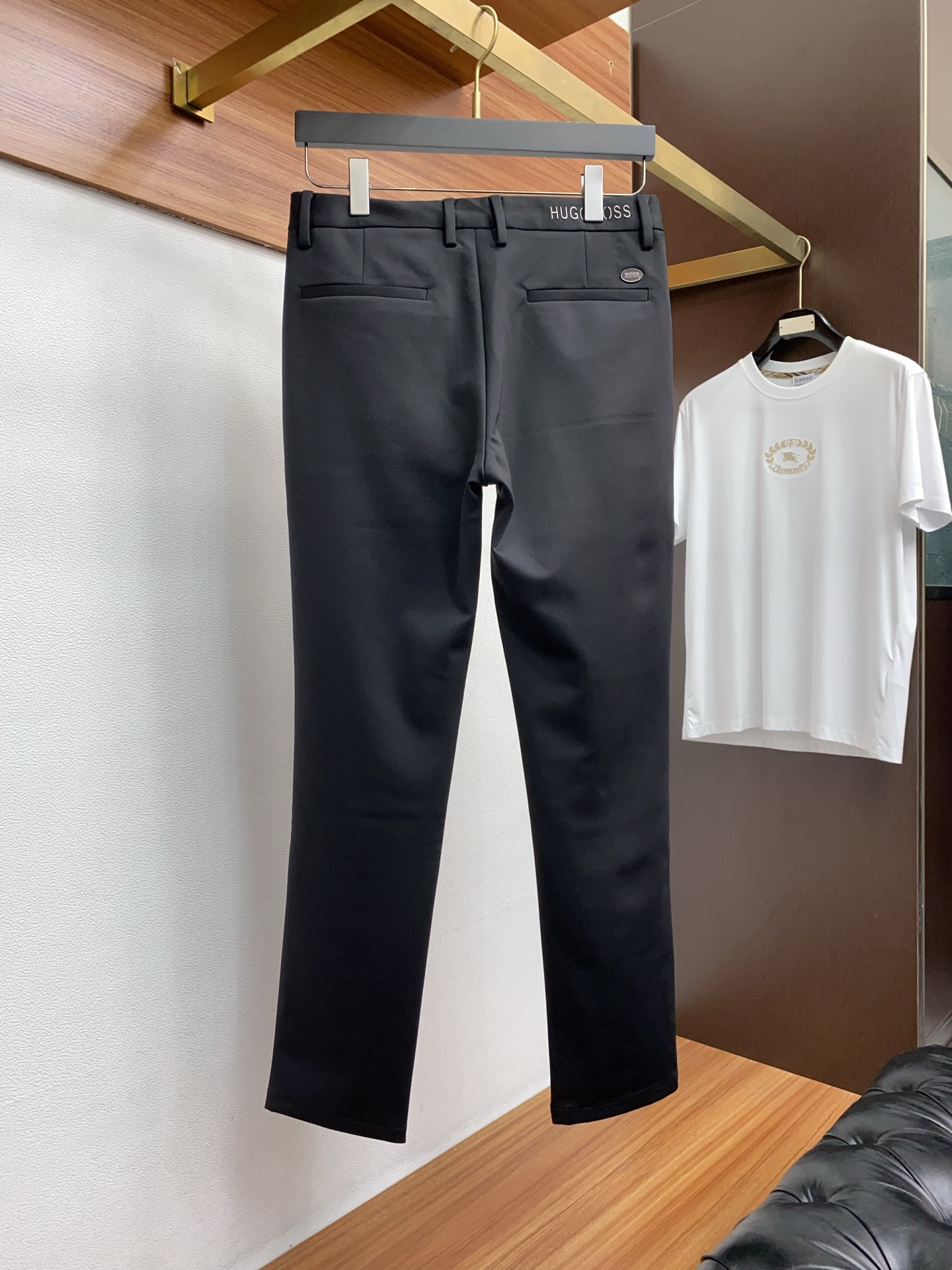 BOSS 25年秋冬 新款休闲西裤 干净利落剪裁，都市风十足 采用精纺面料手感软糯干爽，上身效果挺括有型