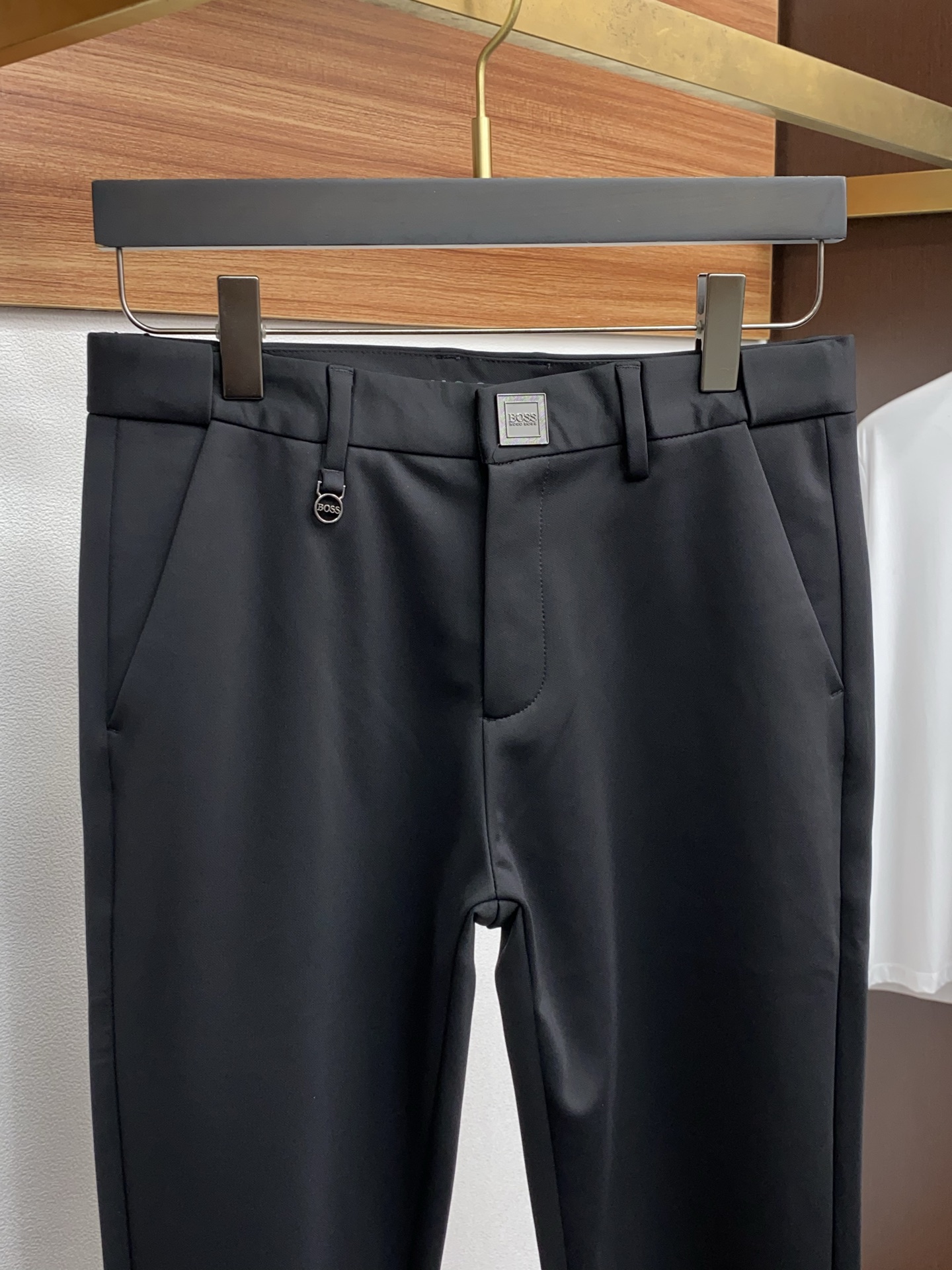 BOSS 25年秋冬 新款休闲西裤 干净利落剪裁，都市风十足 采用精纺面料手感软糯干爽，上身效果挺括有型