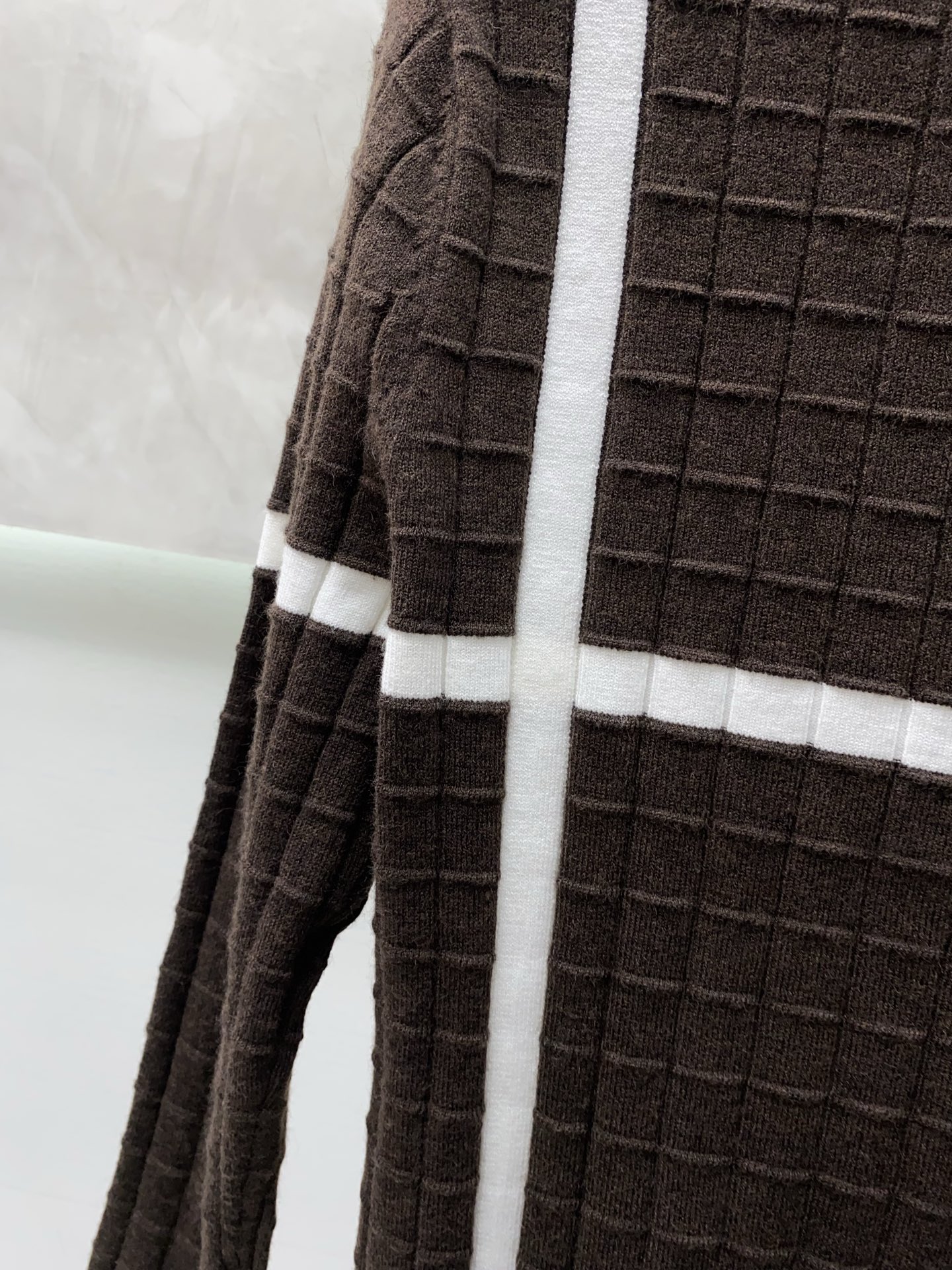 爱马仕 秋冬新款 专柜同步 时尚经典基础款提花拼色针织 秋冬必备款 采用羊毛混纺针织衫加厚毛衣，精致简洁