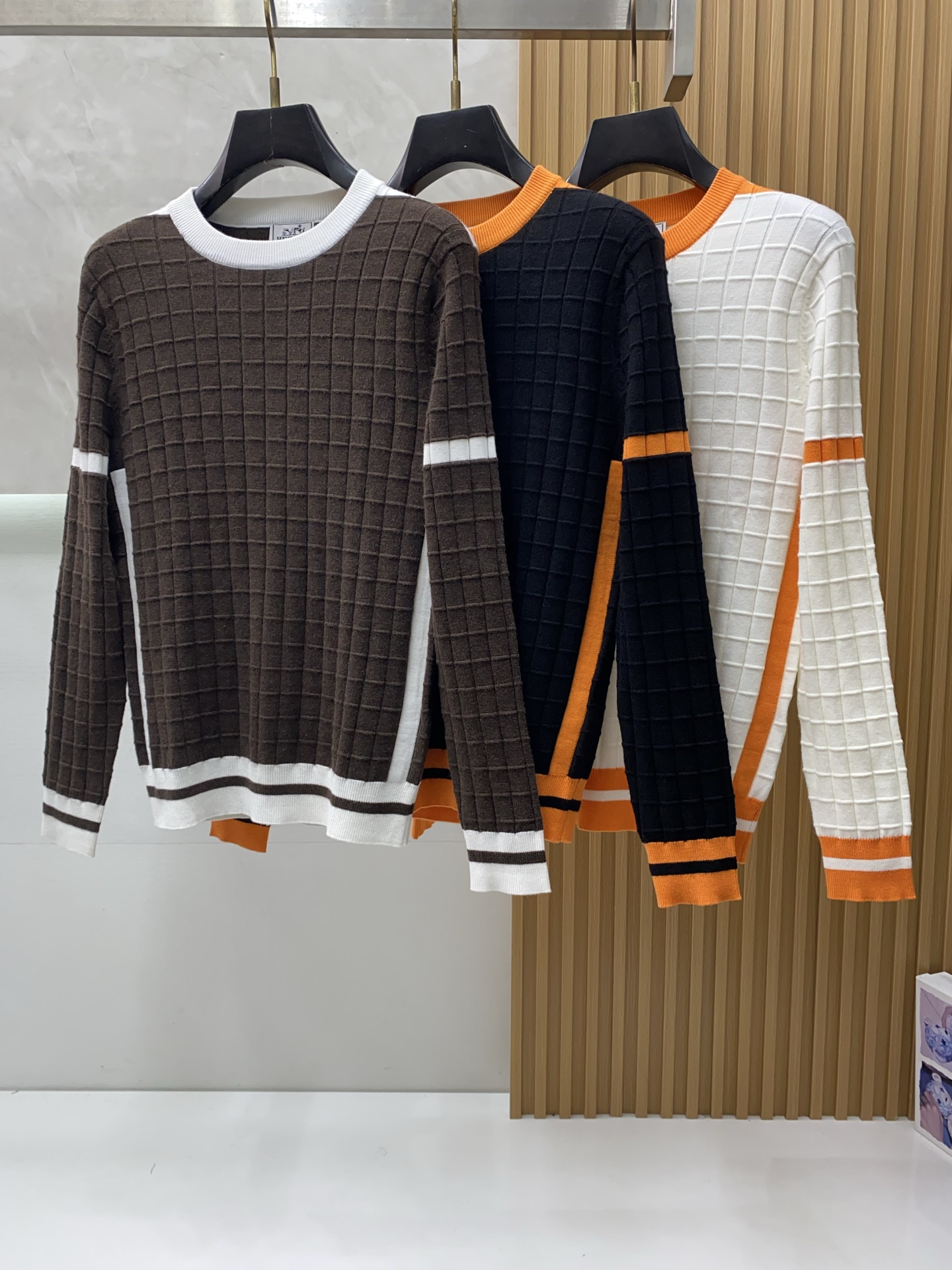 爱马仕 秋冬新款 专柜同步 时尚经典基础款提花拼色针织 秋冬必备款 采用羊毛混纺针织衫加厚毛衣，精致简洁