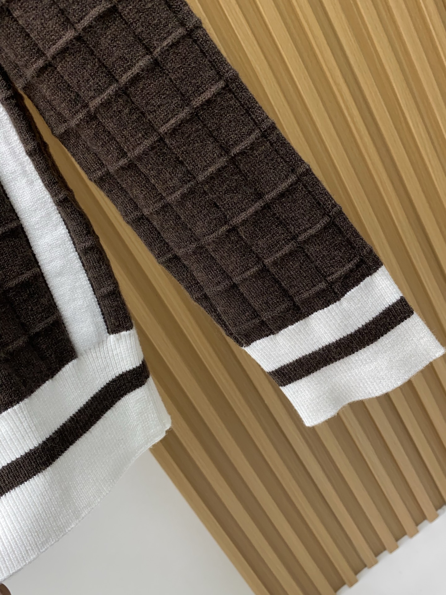 爱马仕 秋冬新款 专柜同步 时尚经典基础款提花拼色针织 秋冬必备款 采用羊毛混纺针织衫加厚毛衣，精致简洁