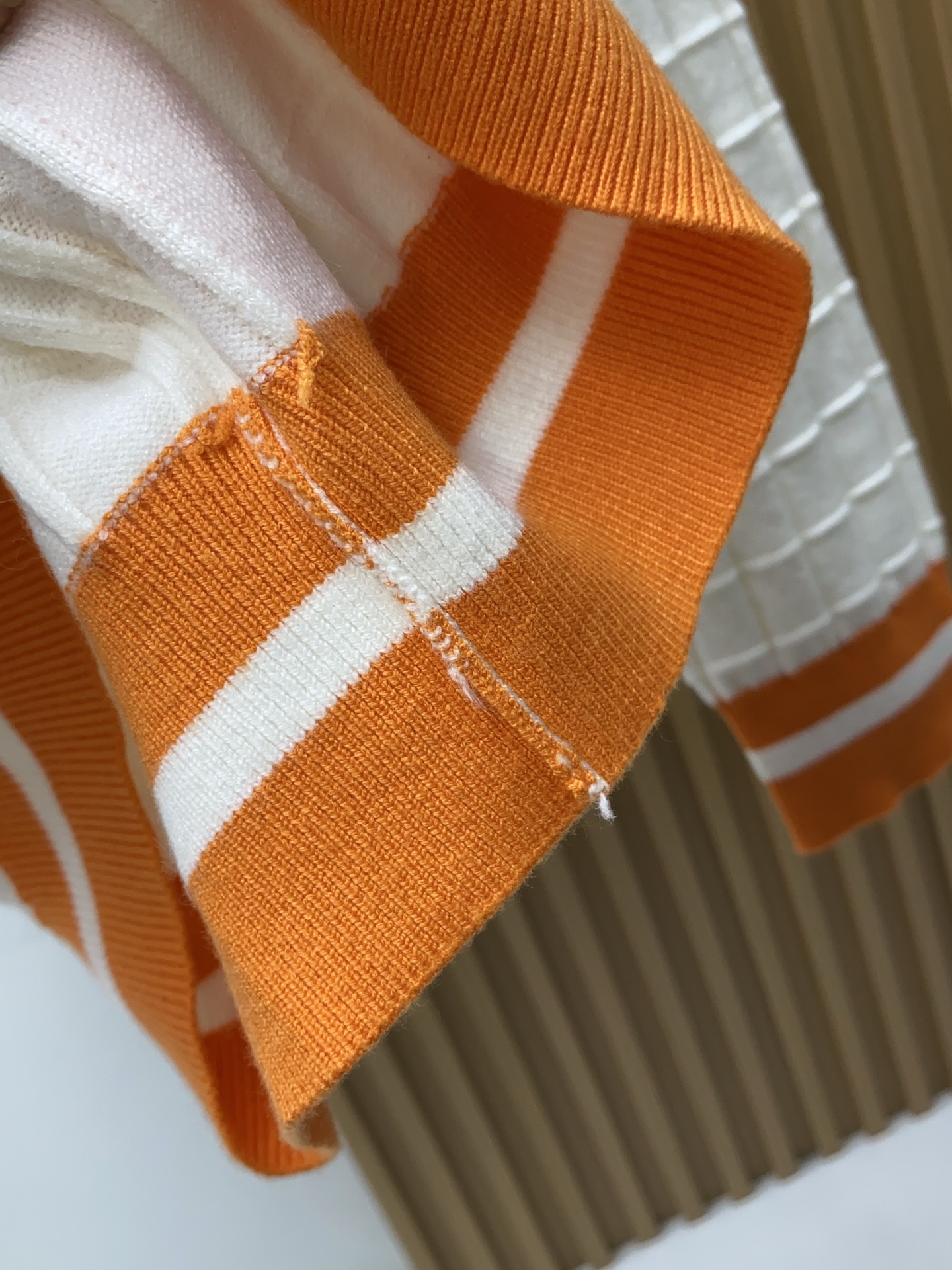 爱马仕 秋冬新款 专柜同步 时尚经典基础款提花拼色针织 秋冬必备款 采用羊毛混纺针织衫加厚毛衣，精致简洁