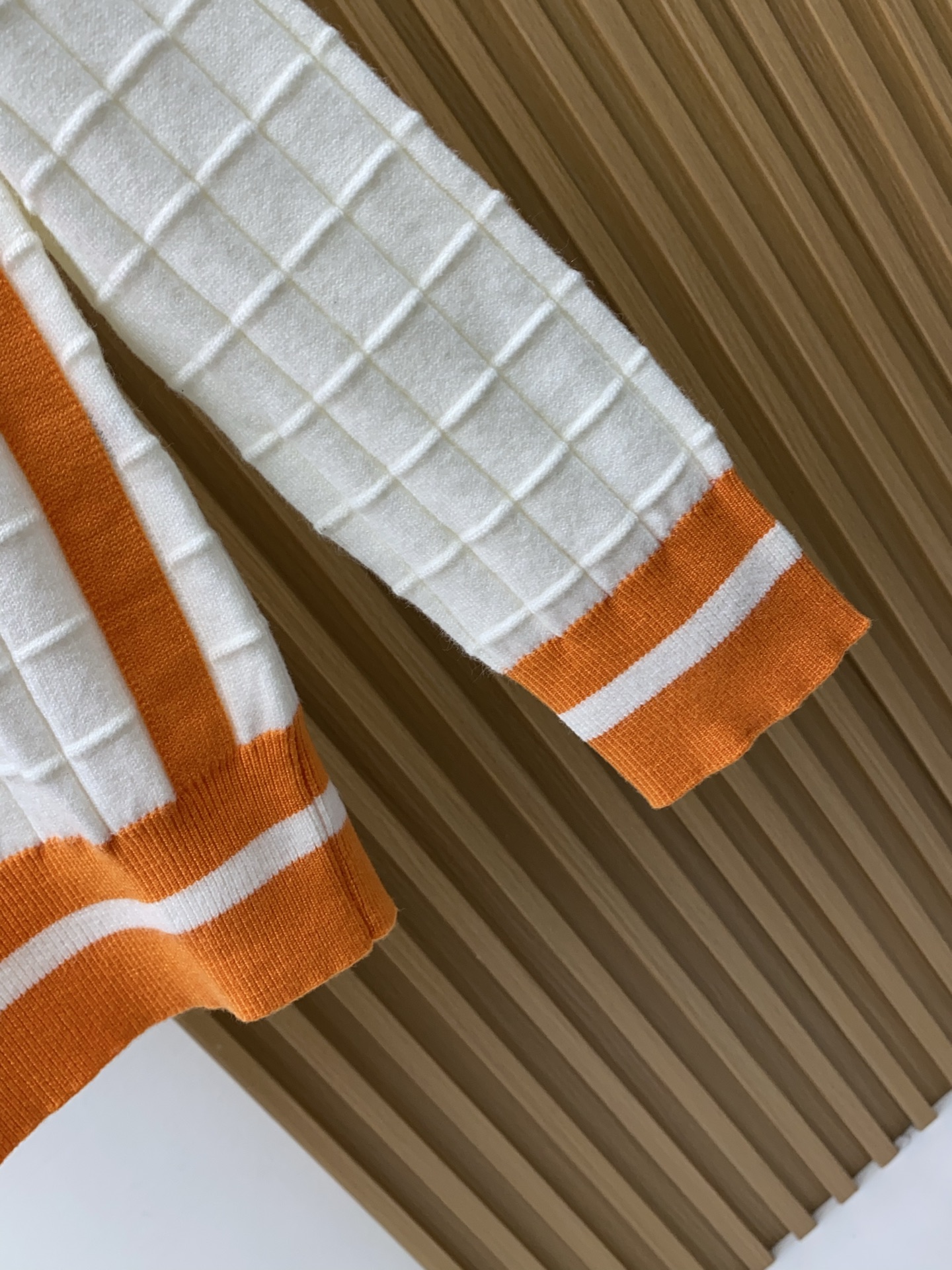 爱马仕 秋冬新款 专柜同步 时尚经典基础款提花拼色针织 秋冬必备款 采用羊毛混纺针织衫加厚毛衣，精致简洁