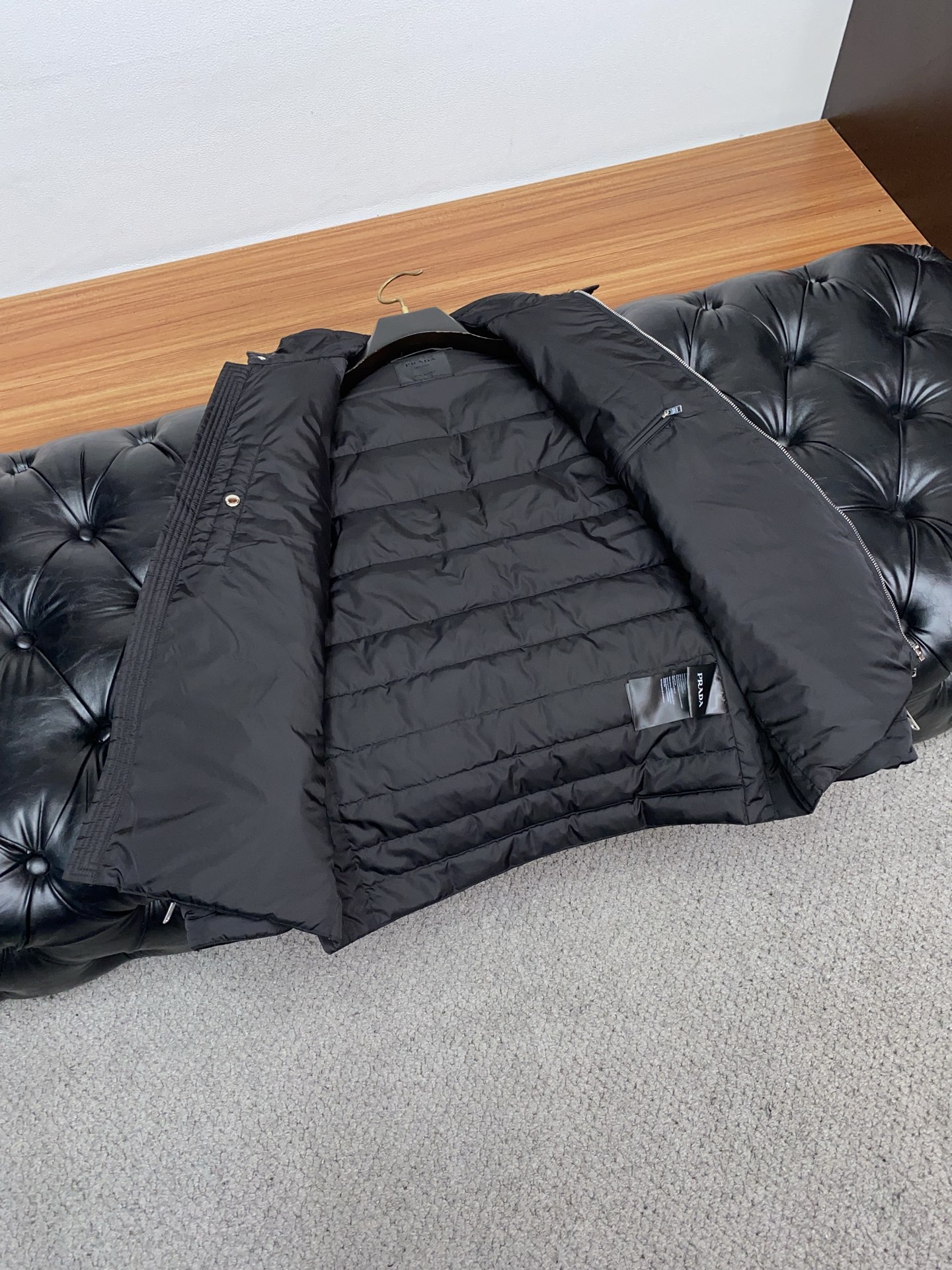 普拉达 25秋冬男士时尚羽绒服 轻奢时尚休闲风格，轻盈保暖柔软！低调系列时尚百搭，就是有型！香港贸易订单