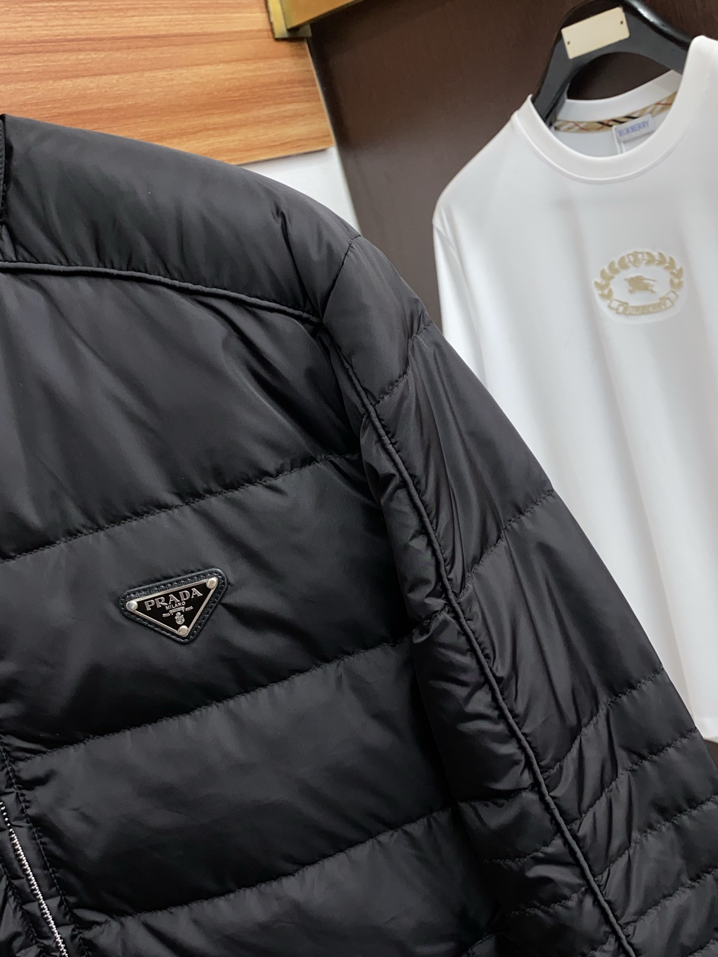 普拉达 25秋冬男士时尚羽绒服 轻奢时尚休闲风格，轻盈保暖柔软！低调系列时尚百搭，就是有型！香港贸易订单