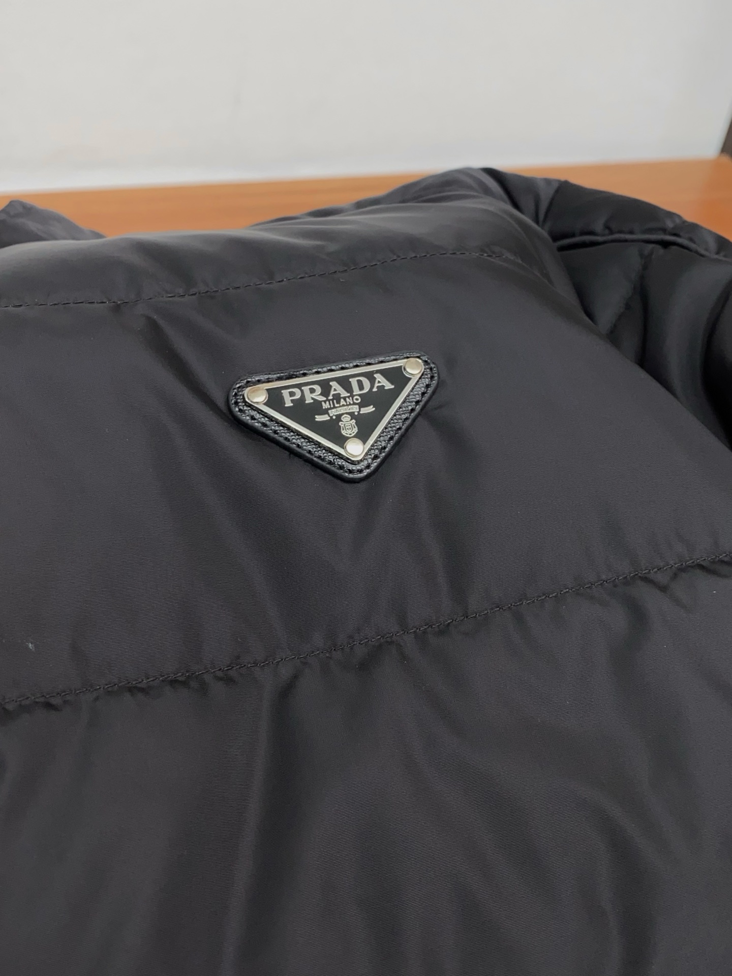 普拉达 25秋冬男士时尚羽绒服 轻奢时尚休闲风格，轻盈保暖柔软！低调系列时尚百搭，就是有型！香港贸易订单