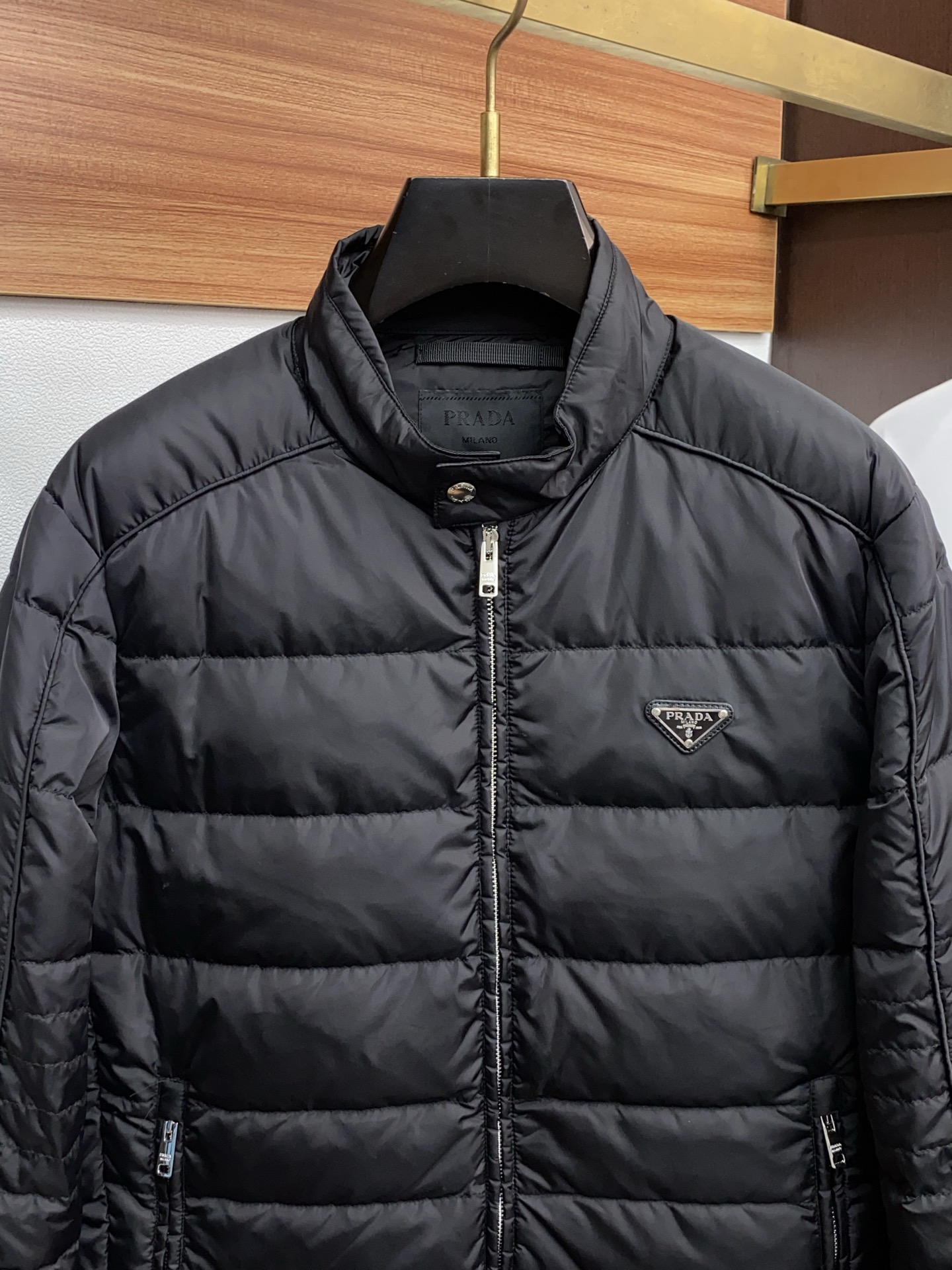 普拉达 25秋冬男士时尚羽绒服 轻奢时尚休闲风格，轻盈保暖柔软！低调系列时尚百搭，就是有型！香港贸易订单