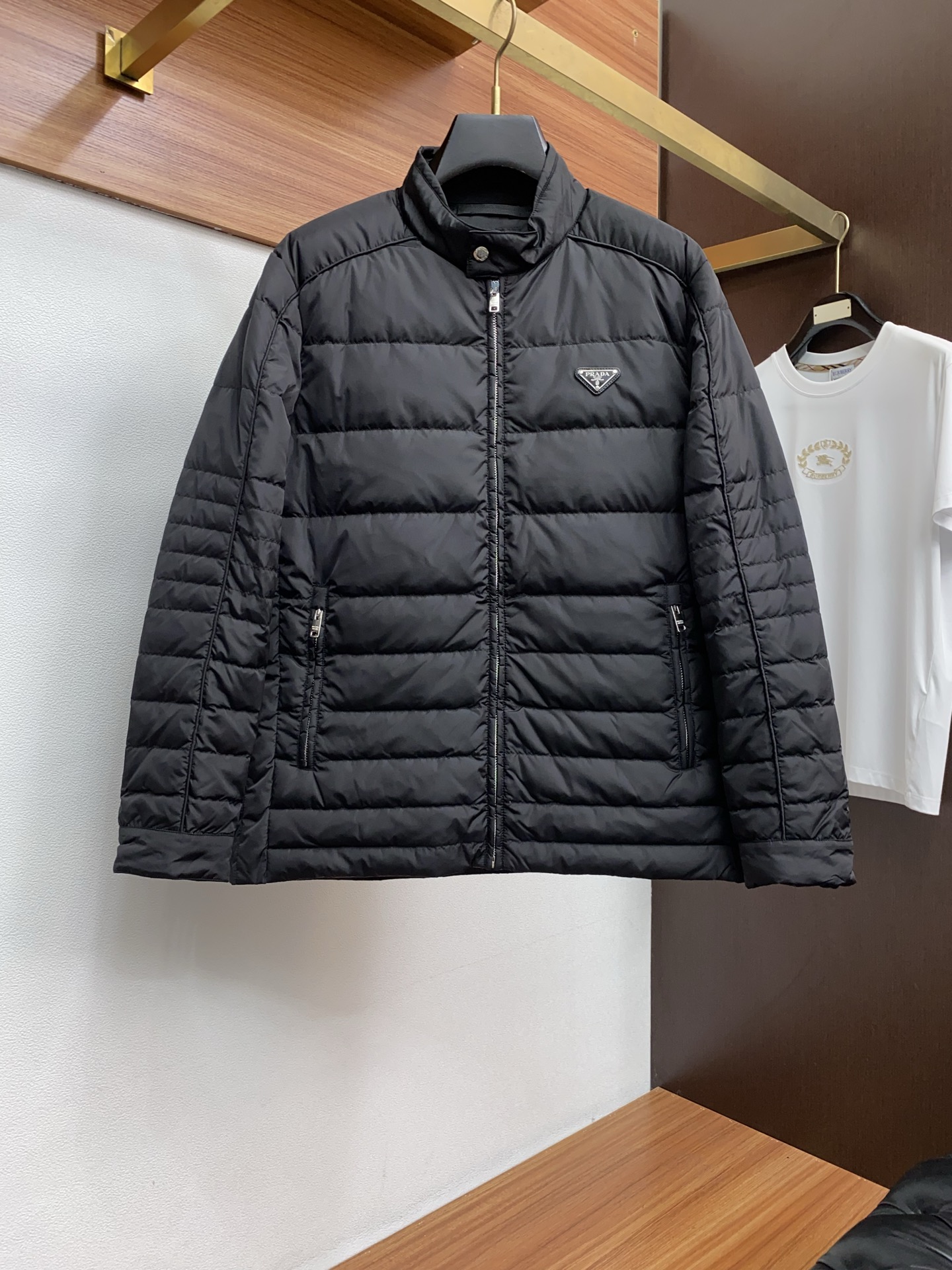 普拉达 25秋冬男士时尚羽绒服 轻奢时尚休闲风格，轻盈保暖柔软！低调系列时尚百搭，就是有型！香港贸易订单