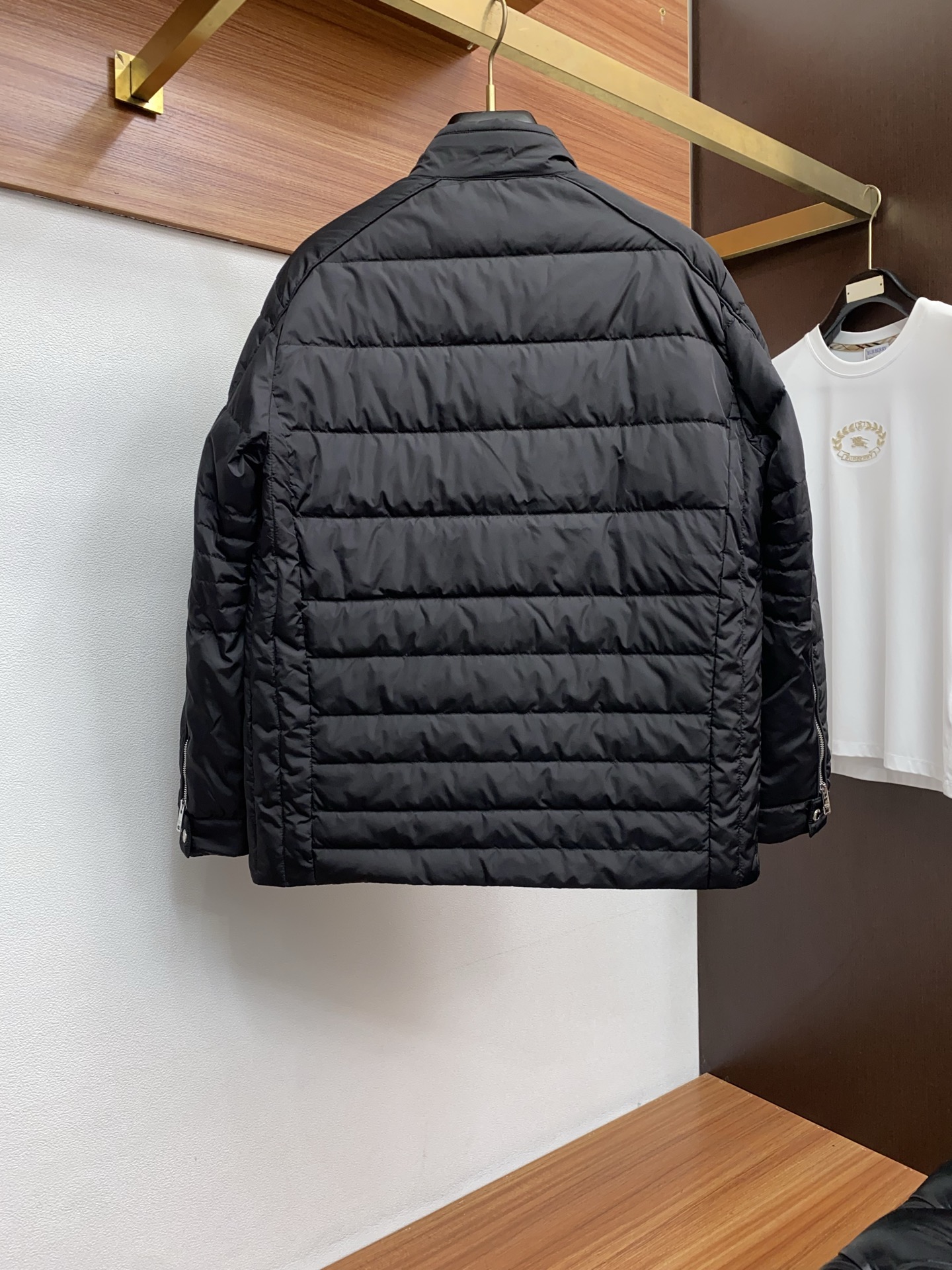 普拉达 25秋冬男士时尚羽绒服 轻奢时尚休闲风格，轻盈保暖柔软！低调系列时尚百搭，就是有型！香港贸易订单