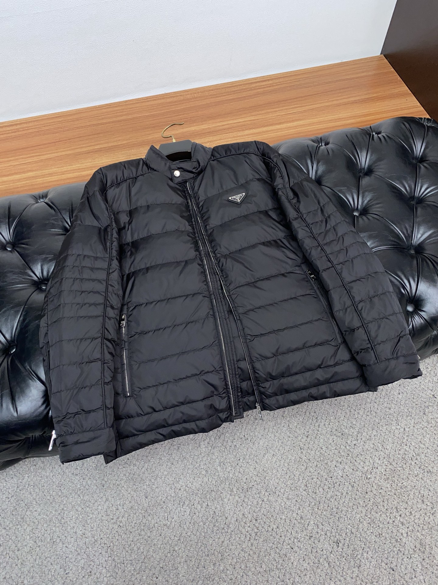 普拉达 25秋冬男士时尚羽绒服 轻奢时尚休闲风格，轻盈保暖柔软！低调系列时尚百搭，就是有型！香港贸易订单