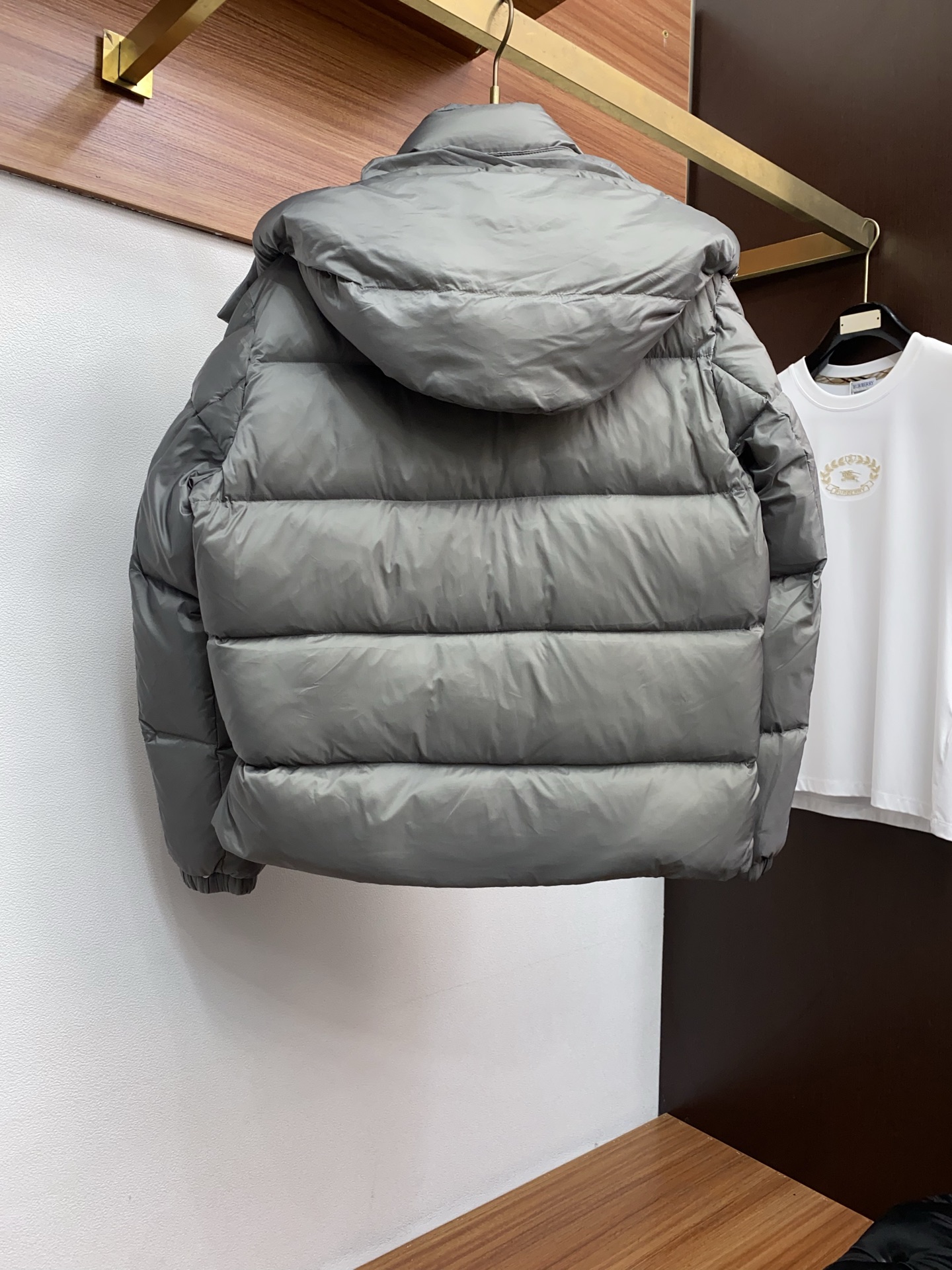 蒙口 秋冬最新原版 羽绒服内填充90白鸭绒 ，回弹性与保暖性兼圣品！这款采用国内客供顶级的尼龙织物面料面