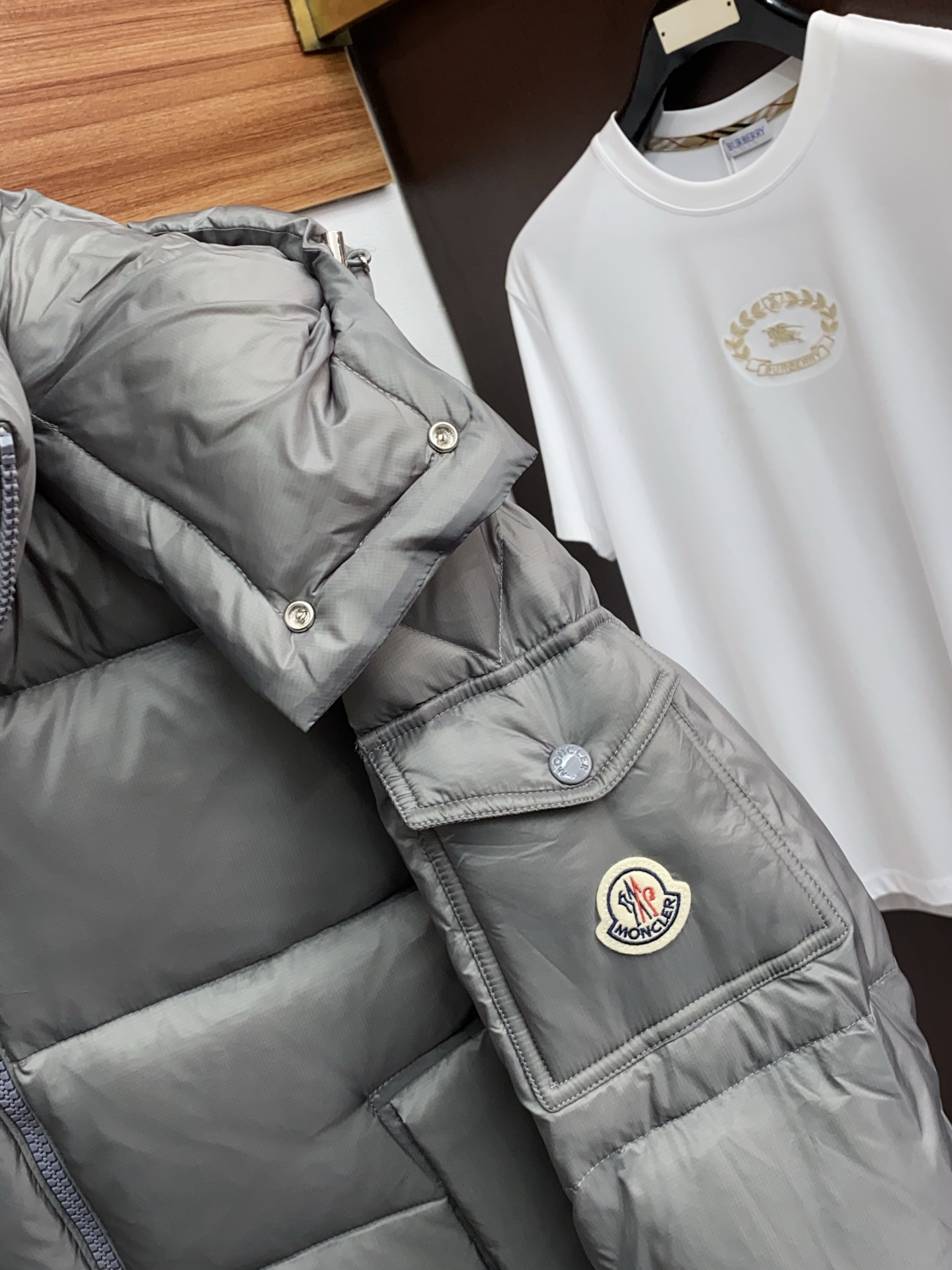 蒙口 秋冬最新原版 羽绒服内填充90白鸭绒 ，回弹性与保暖性兼圣品！这款采用国内客供顶级的尼龙织物面料面