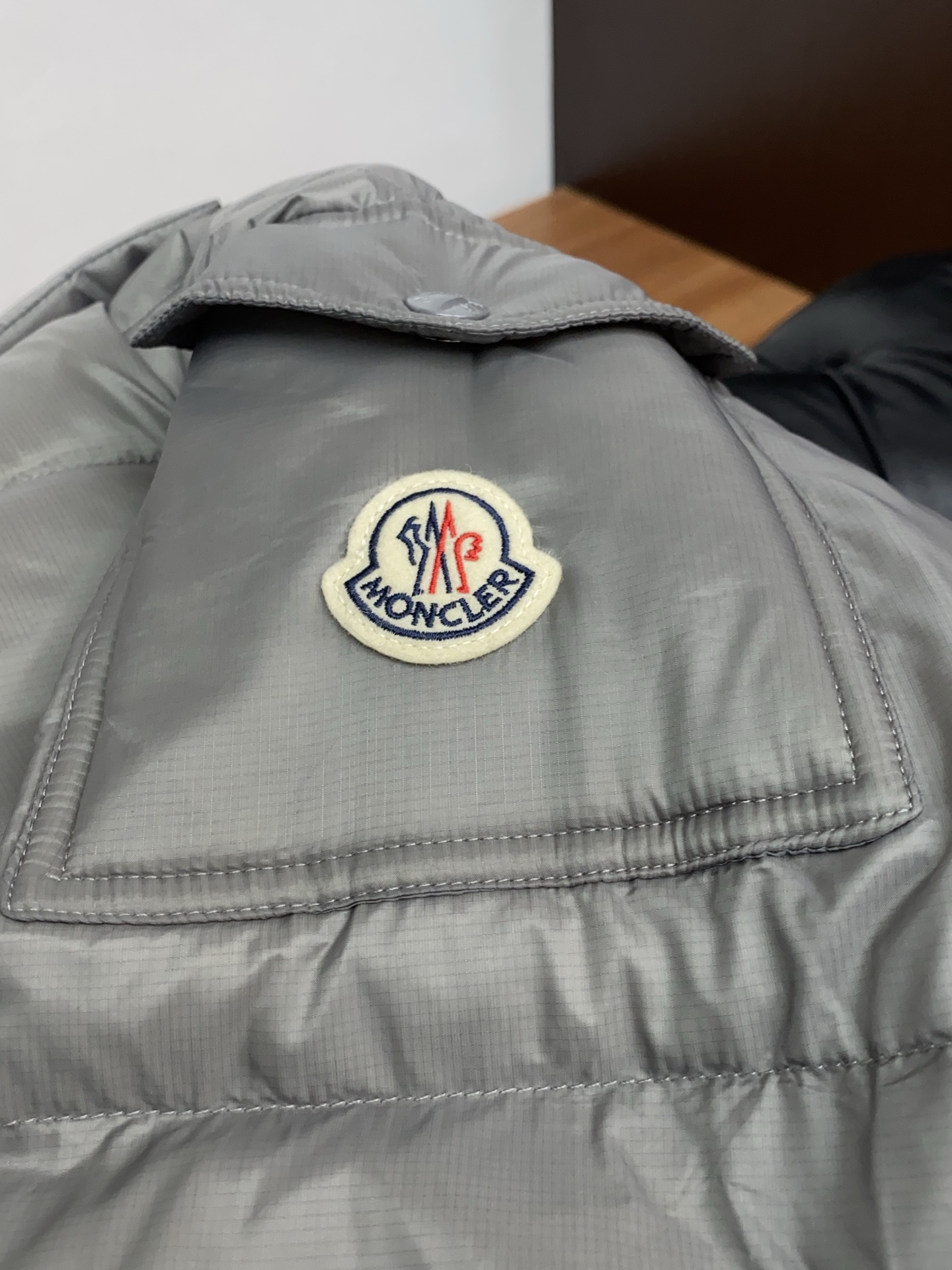 蒙口 秋冬最新原版 羽绒服内填充90白鸭绒 ，回弹性与保暖性兼圣品！这款采用国内客供顶级的尼龙织物面料面