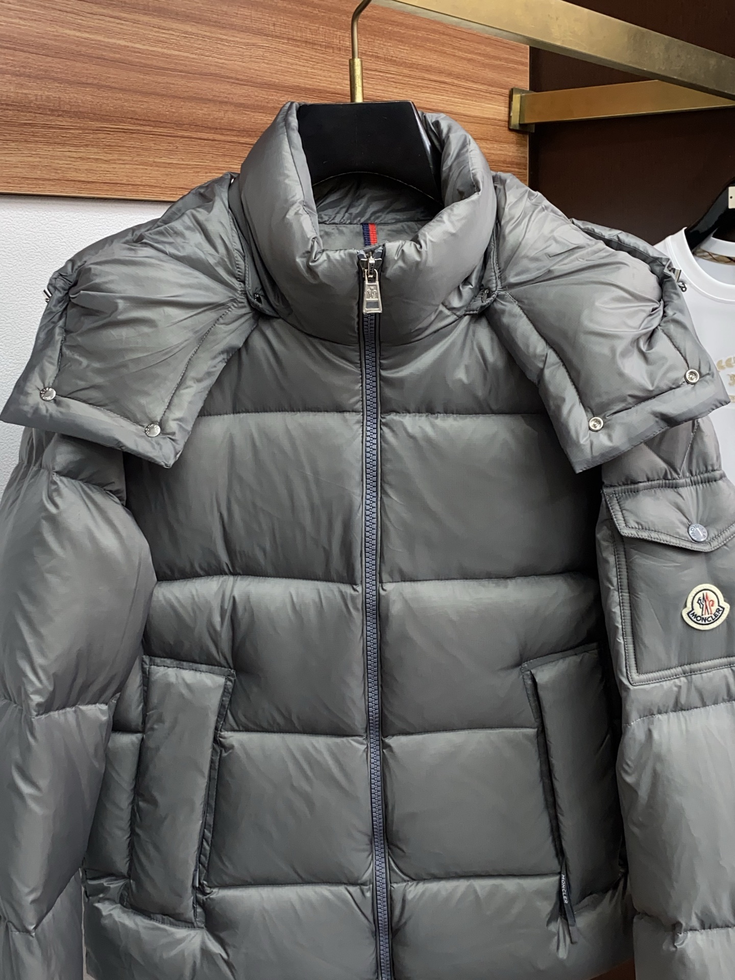 蒙口 秋冬最新原版 羽绒服内填充90白鸭绒 ，回弹性与保暖性兼圣品！这款采用国内客供顶级的尼龙织物面料面