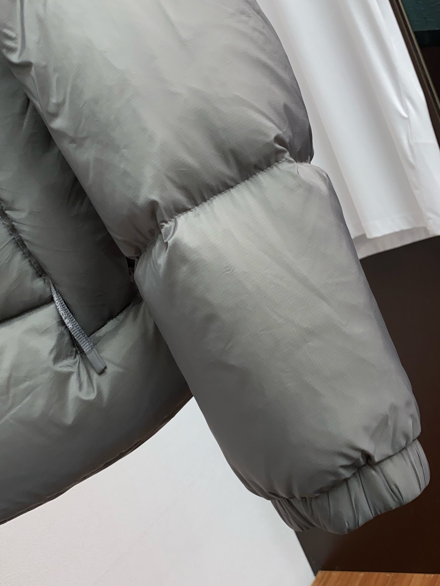 蒙口 秋冬最新原版 羽绒服内填充90白鸭绒 ，回弹性与保暖性兼圣品！这款采用国内客供顶级的尼龙织物面料面