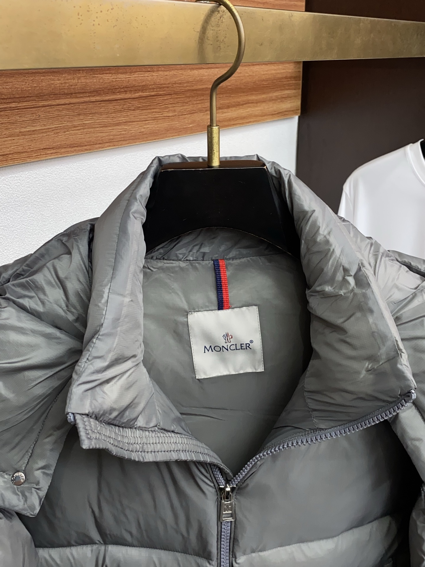 蒙口 秋冬最新原版 羽绒服内填充90白鸭绒 ，回弹性与保暖性兼圣品！这款采用国内客供顶级的尼龙织物面料面