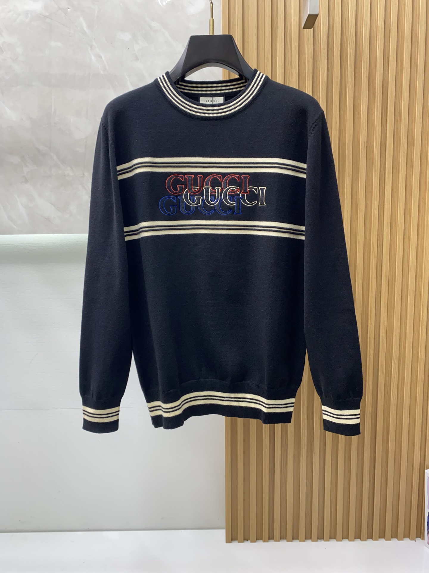 NO:595651,Gucci’s latest 2025 autumn and winter crew neck sweaters are on sale at the counters simultaneously!  Specially made of wool blended fabric. It feels comfortable. It can be directly in contact with the skin. The logo badge is exquisitely embroidered, which is extremely eye-catching!  The details highlight the fashionable charm of big brands. Exquisite workmanship. Three-dimensional cutting style. The wearing effect is invincible and handsome!  All three standards are complete!  Size M-3XL,,sweaters,alexander wang19860909古奇 2025官网秋冬季最新款圆领毛衣,专柜同步在售爆款！特供羊毛混纺面料.手感舒适.可直接接触皮肤,logo徽章精致刺绣标志,极为抢眼！细节凸显大牌时尚魅力.精致做工.立体裁剪风格.穿着效果无敌帅气！三标齐全！码数M-3XL,,sweaters,alexander wang,Men's clothing