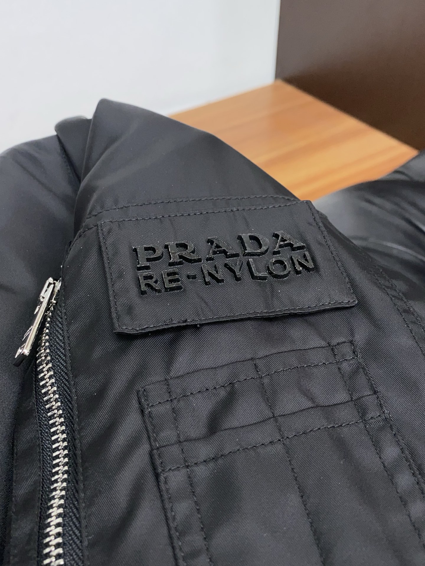 普拉达 25秋冬专柜同步男士时尚羽绒服 轻奢时尚休闲风格，轻盈保暖柔软！低调系列时尚百搭，就是有型！香港