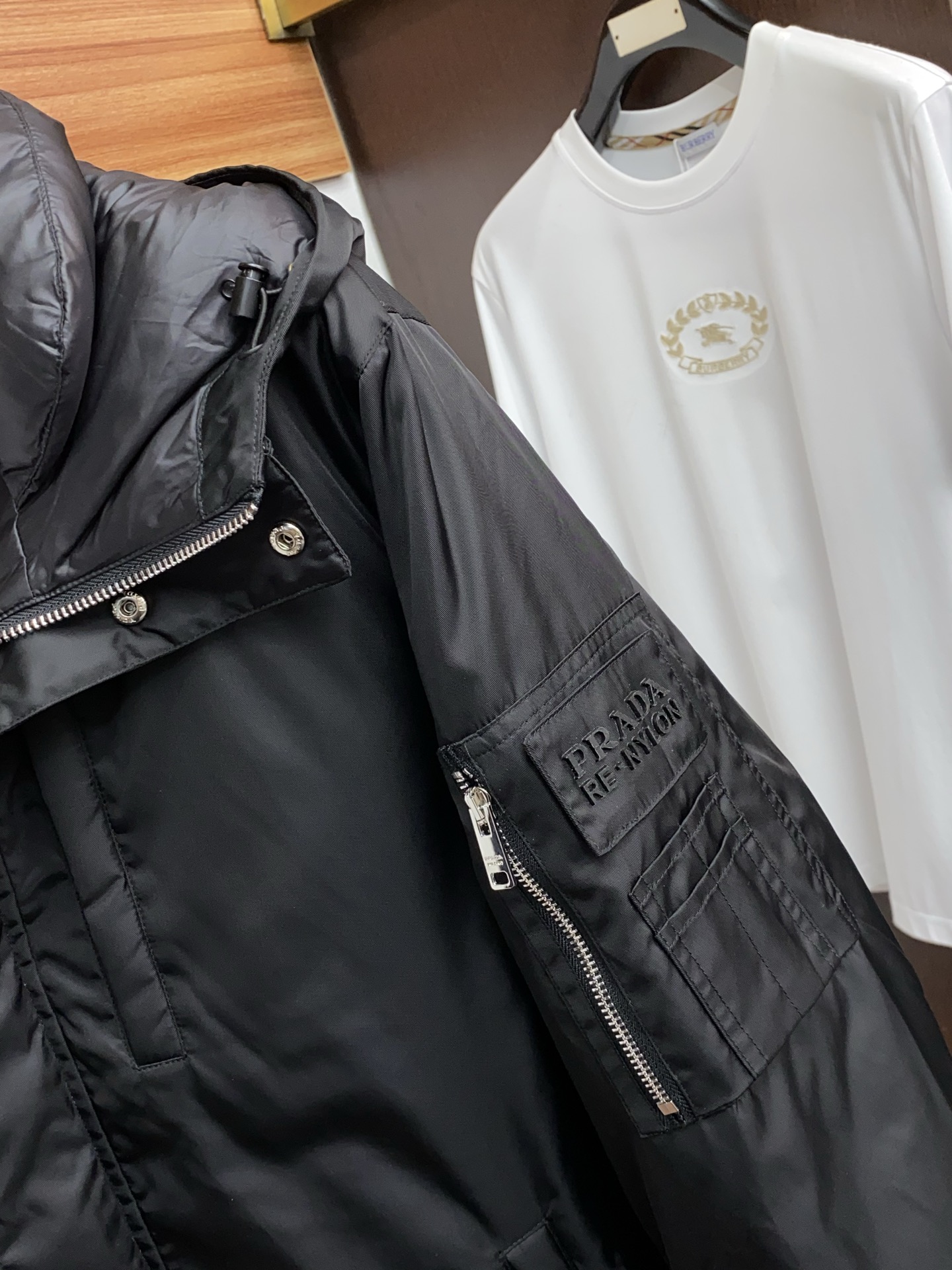 普拉达 25秋冬专柜同步男士时尚羽绒服 轻奢时尚休闲风格，轻盈保暖柔软！低调系列时尚百搭，就是有型！香港