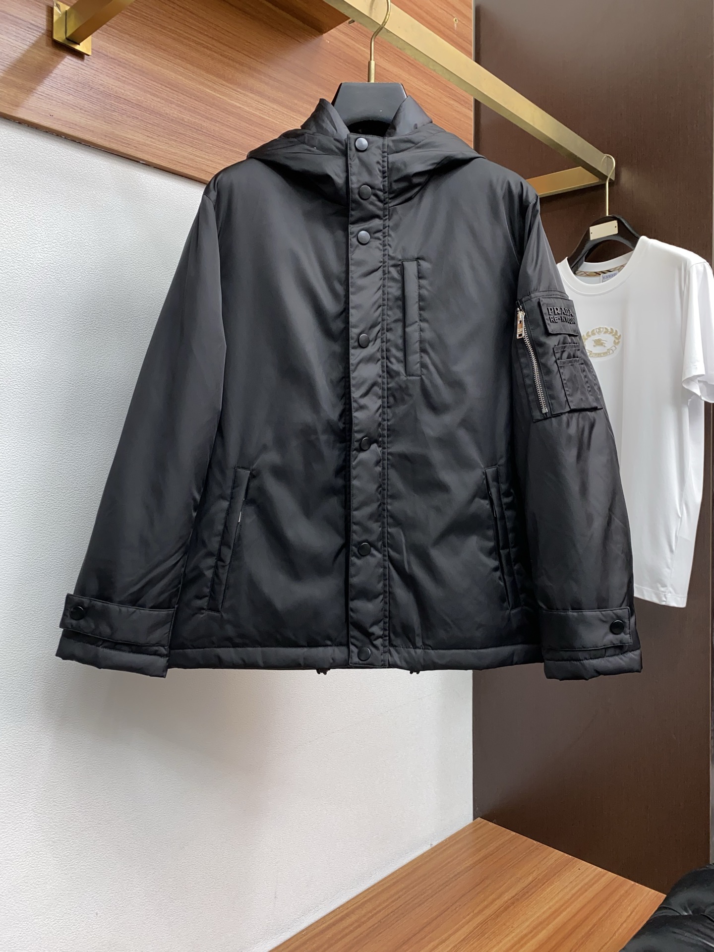 普拉达 25秋冬专柜同步男士时尚羽绒服 轻奢时尚休闲风格，轻盈保暖柔软！低调系列时尚百搭，就是有型！香港