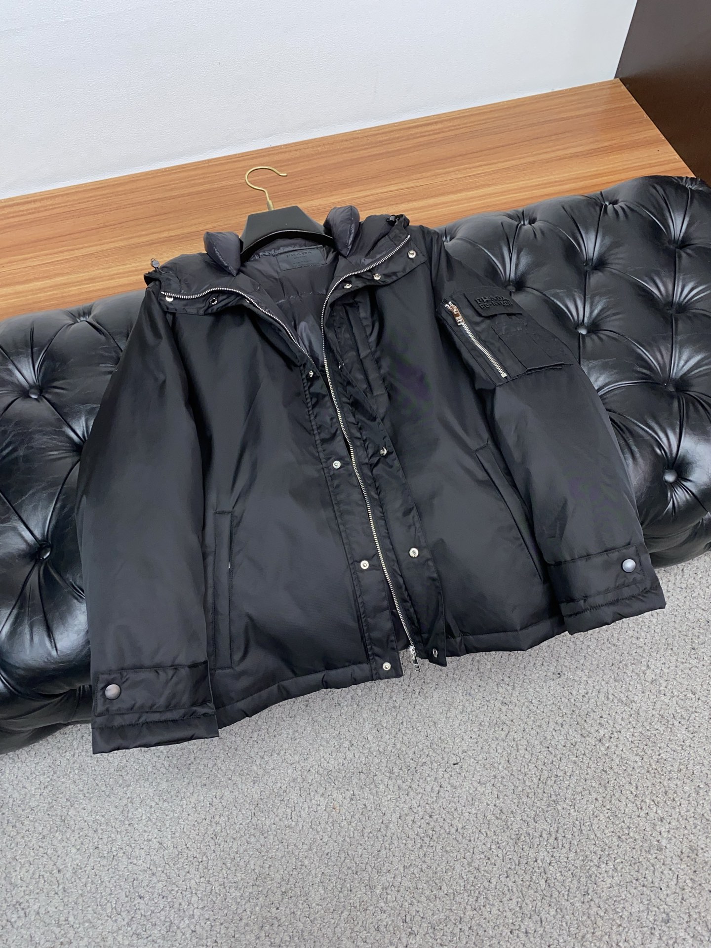 普拉达 25秋冬专柜同步男士时尚羽绒服 轻奢时尚休闲风格，轻盈保暖柔软！低调系列时尚百搭，就是有型！香港