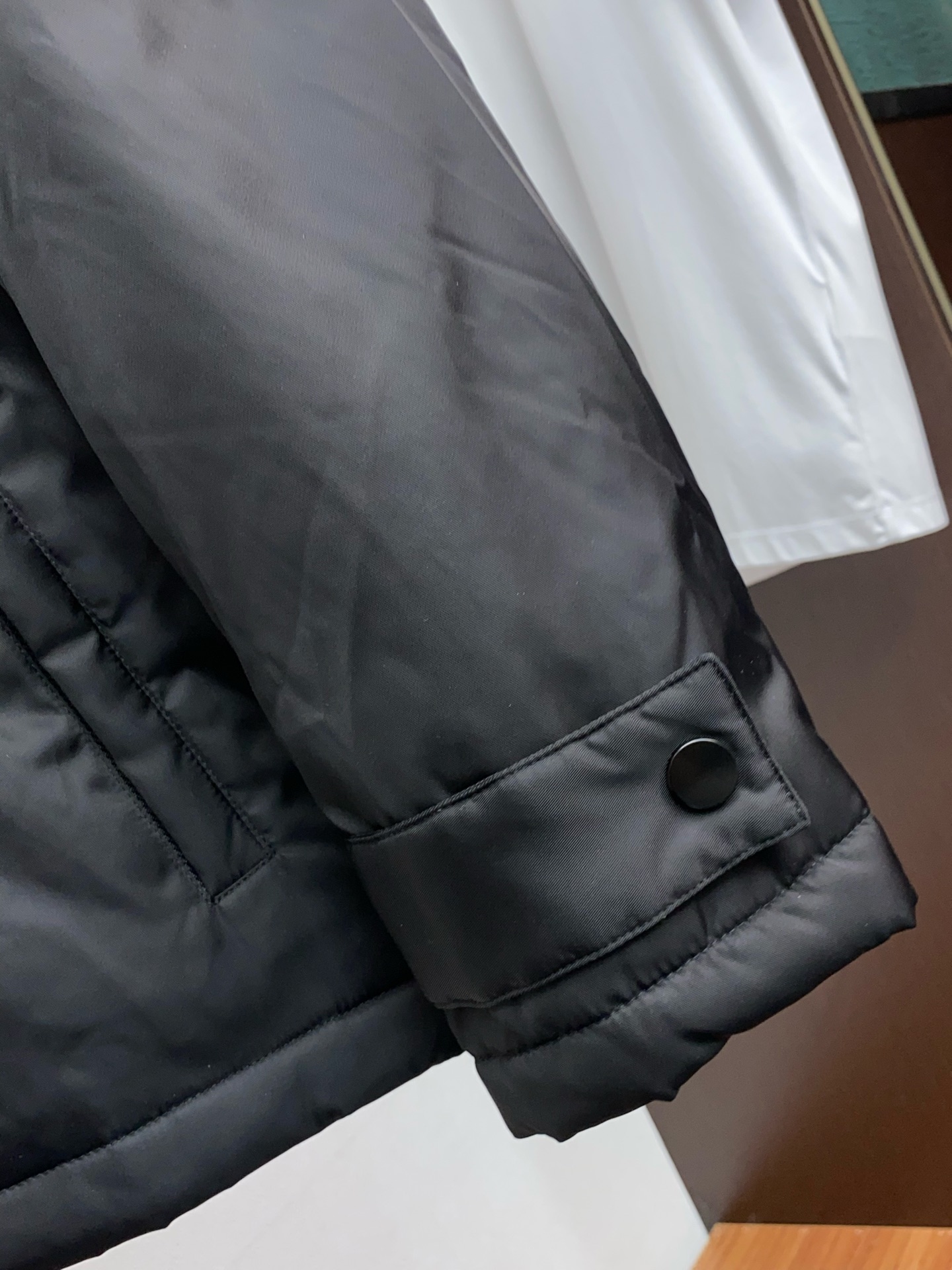 普拉达 25秋冬专柜同步男士时尚羽绒服 轻奢时尚休闲风格，轻盈保暖柔软！低调系列时尚百搭，就是有型！香港