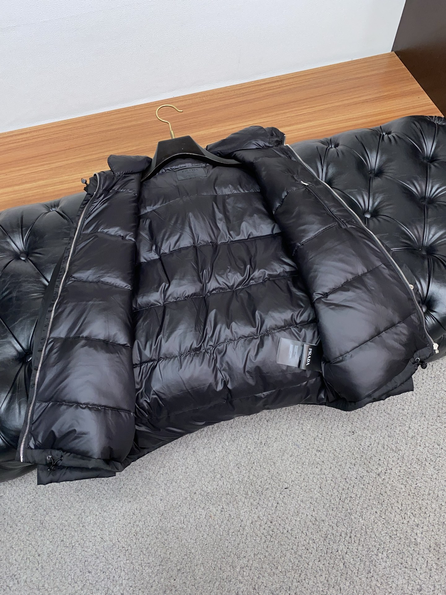 普拉达 25秋冬专柜同步男士时尚羽绒服 轻奢时尚休闲风格，轻盈保暖柔软！低调系列时尚百搭，就是有型！香港