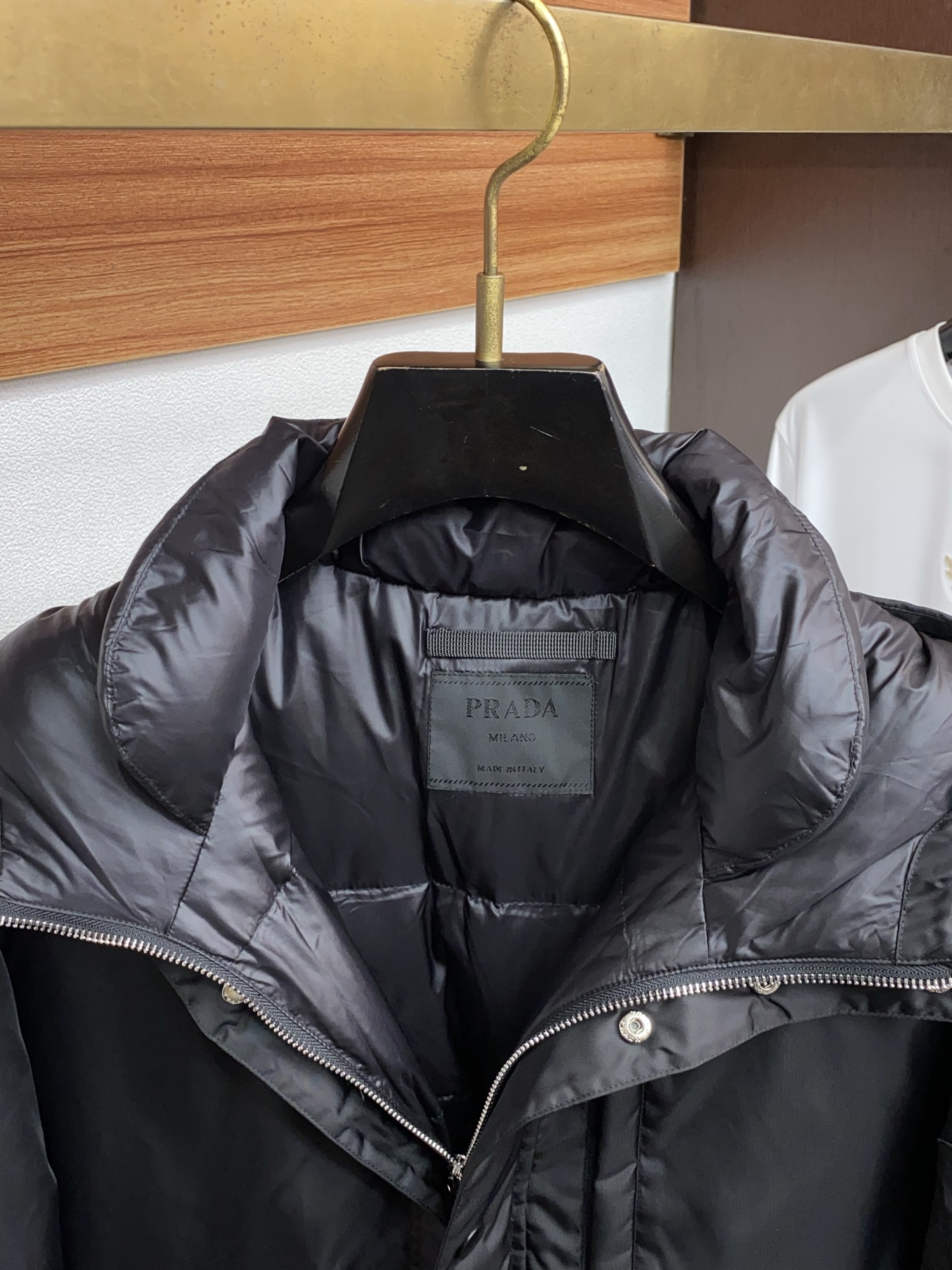 普拉达 25秋冬专柜同步男士时尚羽绒服 轻奢时尚休闲风格，轻盈保暖柔软！低调系列时尚百搭，就是有型！香港