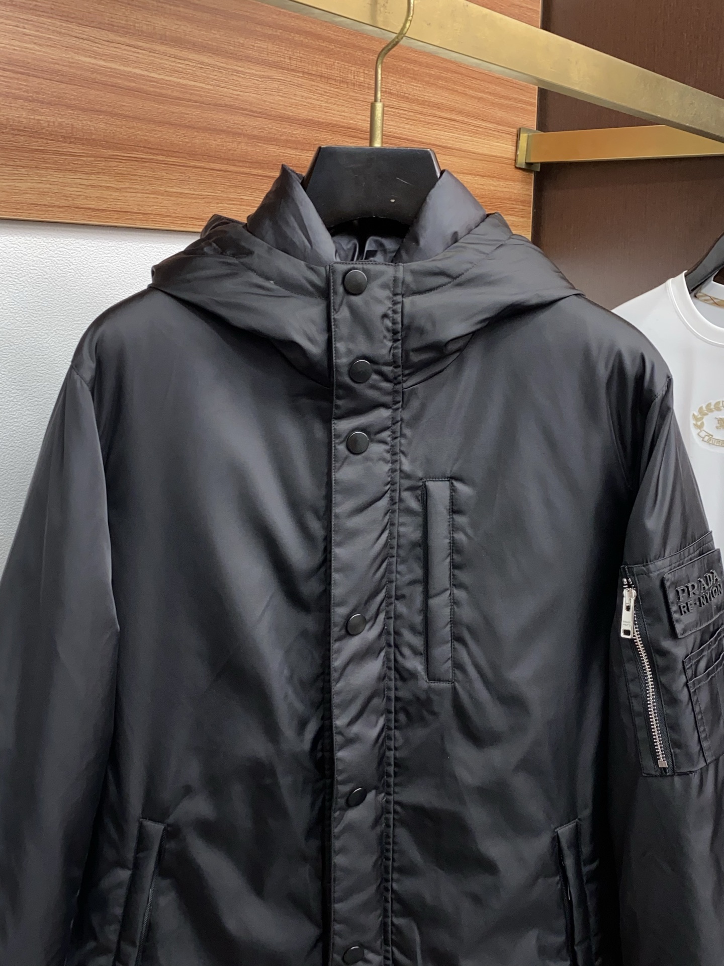 普拉达 25秋冬专柜同步男士时尚羽绒服 轻奢时尚休闲风格，轻盈保暖柔软！低调系列时尚百搭，就是有型！香港