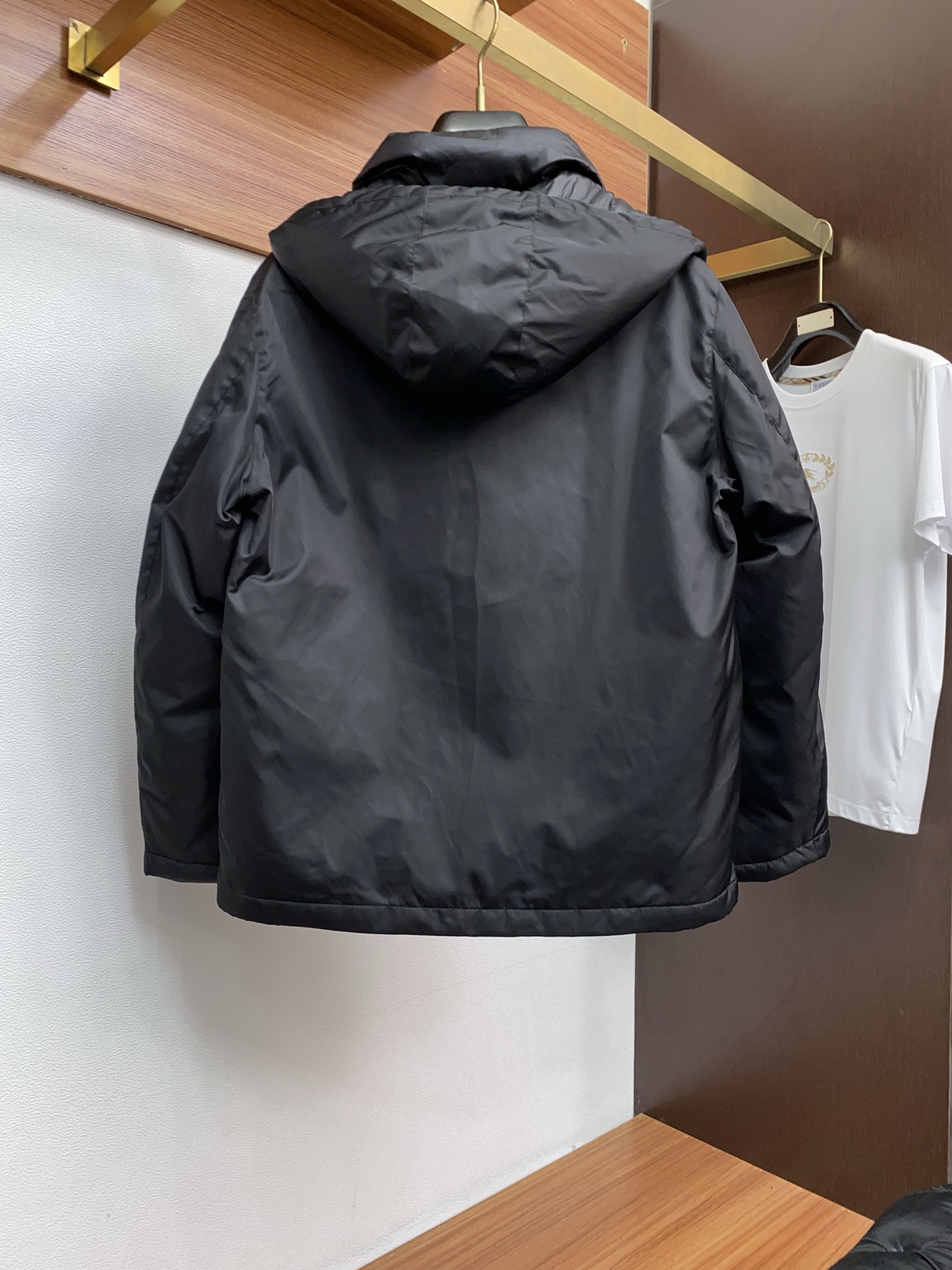 普拉达 25秋冬专柜同步男士时尚羽绒服 轻奢时尚休闲风格，轻盈保暖柔软！低调系列时尚百搭，就是有型！香港