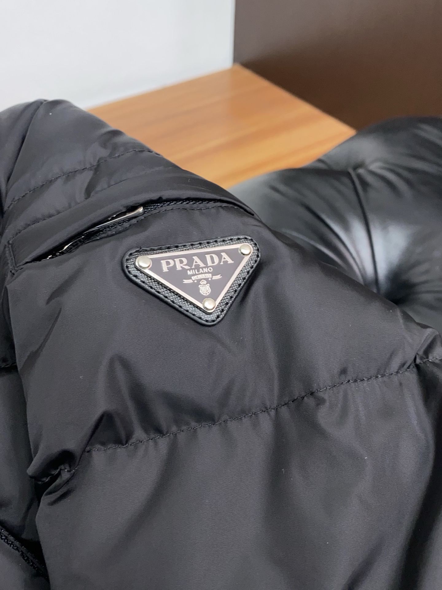 普拉达 25秋冬专柜同步男士时尚羽绒服 轻奢时尚休闲风格，轻盈保暖柔软！低调系列时尚百搭，就是有型！香港