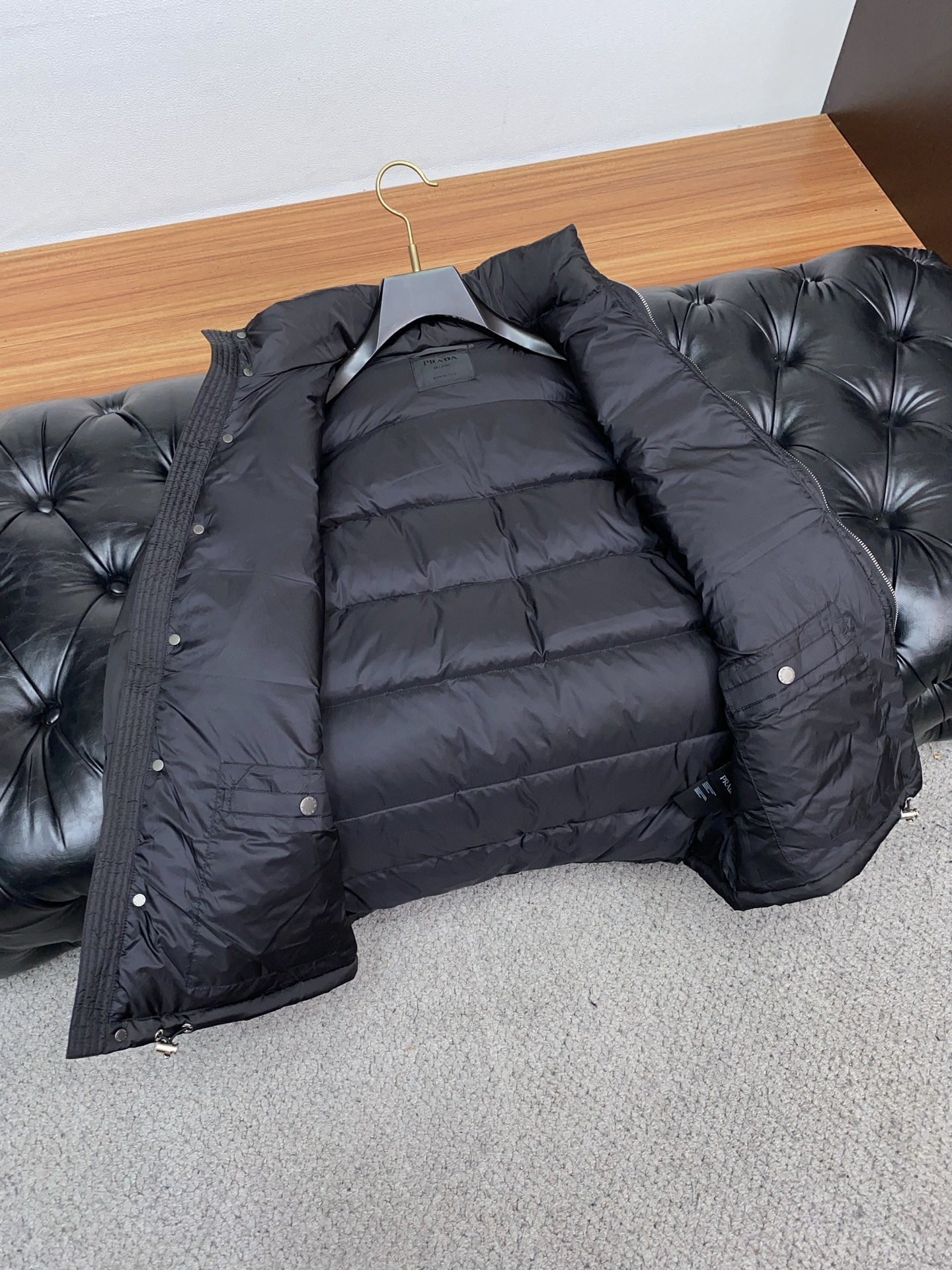 普拉达 25秋冬专柜同步男士时尚羽绒服 轻奢时尚休闲风格，轻盈保暖柔软！低调系列时尚百搭，就是有型！香港