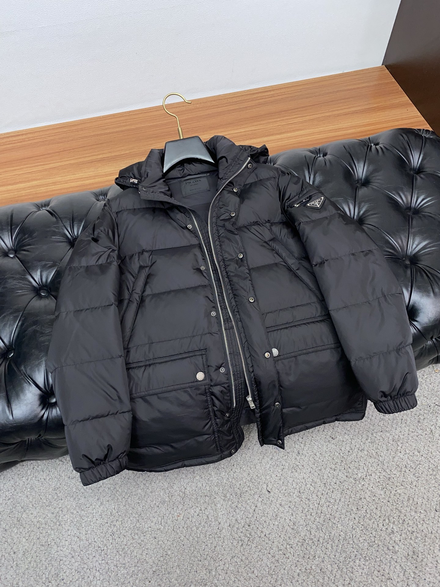 普拉达 25秋冬专柜同步男士时尚羽绒服 轻奢时尚休闲风格，轻盈保暖柔软！低调系列时尚百搭，就是有型！香港