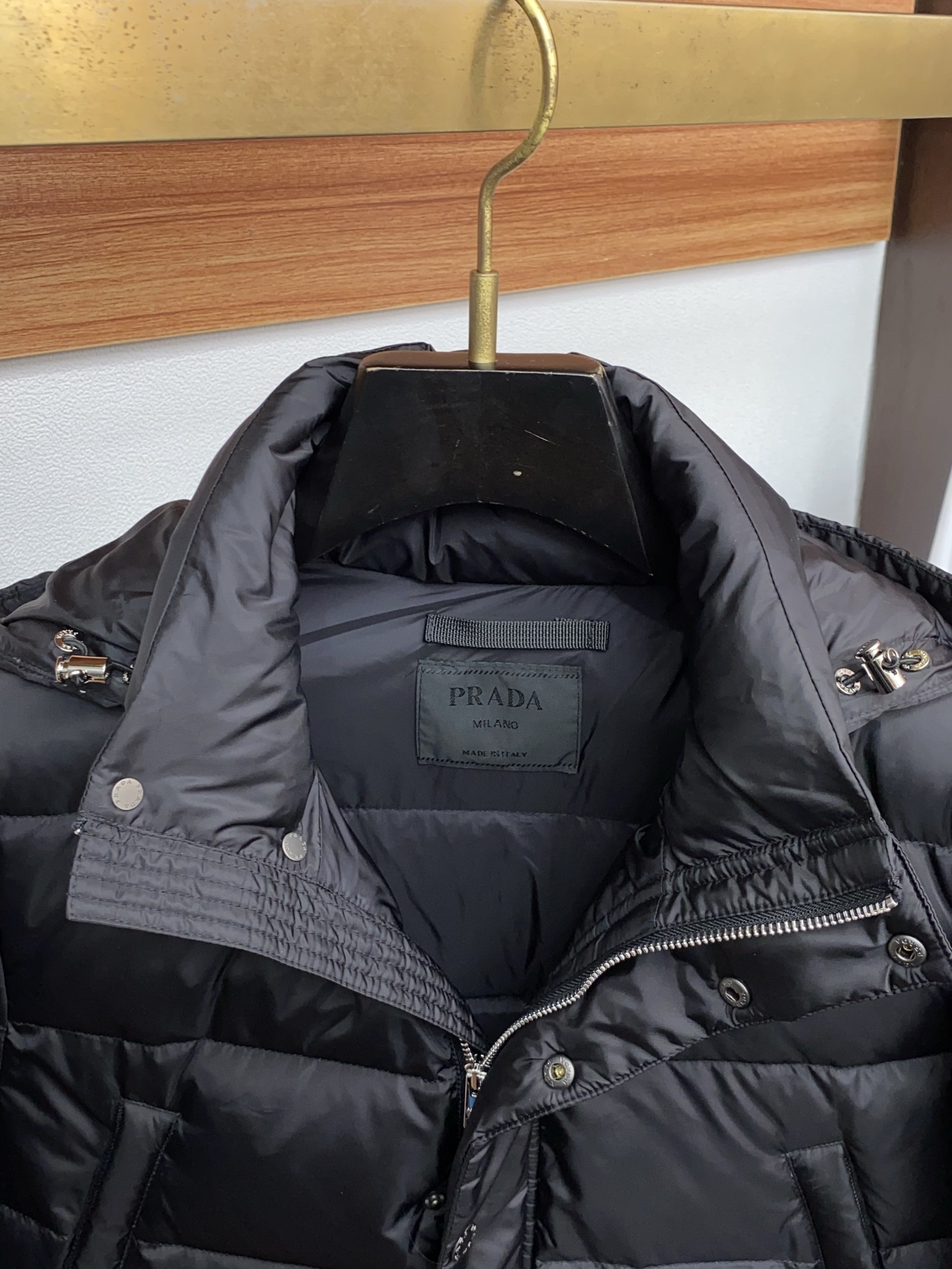 普拉达 25秋冬专柜同步男士时尚羽绒服 轻奢时尚休闲风格，轻盈保暖柔软！低调系列时尚百搭，就是有型！香港