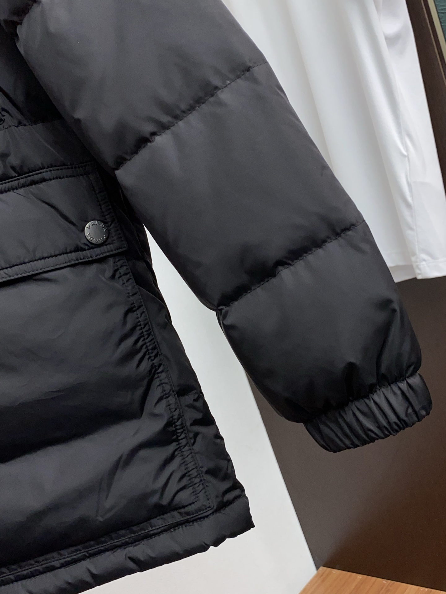 普拉达 25秋冬专柜同步男士时尚羽绒服 轻奢时尚休闲风格，轻盈保暖柔软！低调系列时尚百搭，就是有型！香港