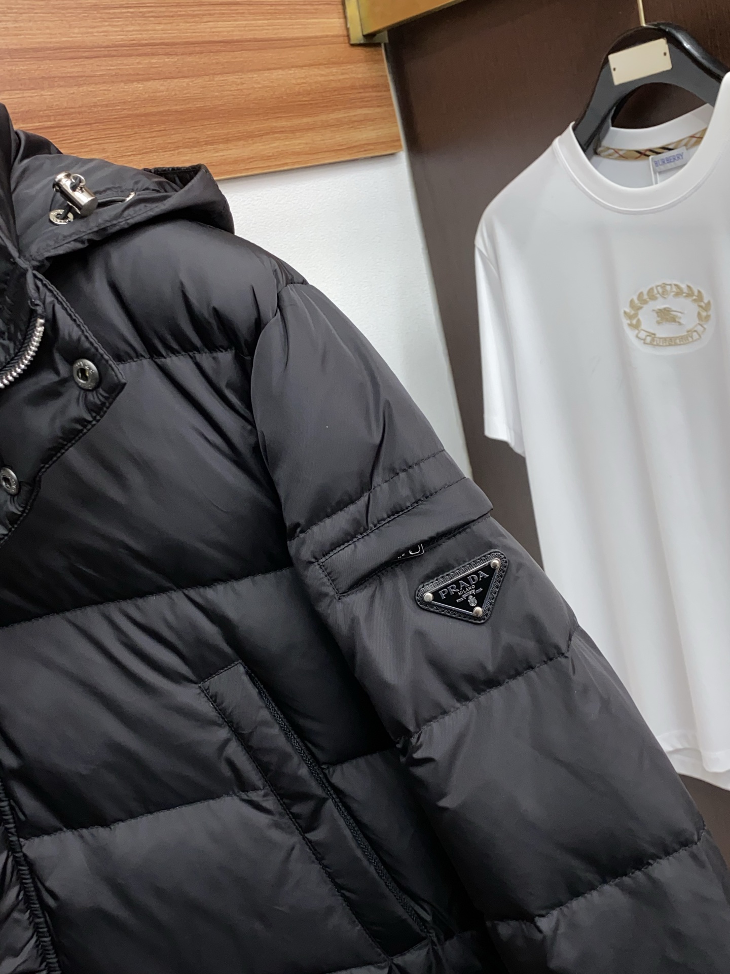 普拉达 25秋冬专柜同步男士时尚羽绒服 轻奢时尚休闲风格，轻盈保暖柔软！低调系列时尚百搭，就是有型！香港