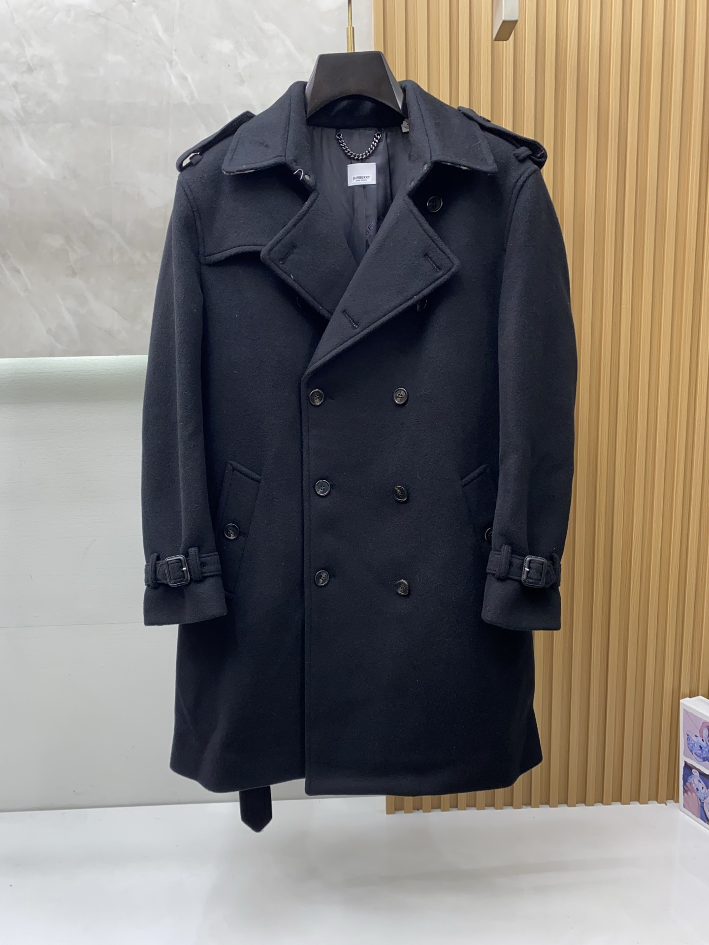 NO:595666,Burberry's 25-year-old latest high-end men's must-have product is a pure handmade cashmere wool coat. Each piece is sewn by hand. Seamless inside - with packaging. About style and design. If woolen woolen long coats are too picky about 'hardware' and 'software', then this set of short coats is enough to accommodate. The streamlined small lapels and straight micro silhouette make the whole body minimalist and youthful. Regarding fabrics and technology, cashmere and wool are used.  The special process of imported equipment from Italy makes the texture of the cloth quite excellent, with a fluffy and saturated velvet texture. The fabric is soft, delicate and high-grade, and the garment has super wrinkle resistance. The entire jacket is hand-sewn by a master craftsman, and it is produced with craftsmanship. Dark wiring is used to outline the edges and three-dimensional contours, keeping the garment minimalist while showing the craftsmanship value. Each routing and proportion are carefully arranged. Size S-2XL,, burberry, jackets &  coats,alexander wang19860909巴宝莉 25年最新款高端男士必备单品纯手工呢羊绒羊毛大衣.每一件都是纯手工缝制而成.内里无缝—带包装 关于款式及设计 如果羊毛呢料的长款大衣太挑“硬件”和“软件”,那么这一组短大衣就足够包容.精简的小翻领,直身的微廓形,整体偏极简,同时偏年轻. 关于面料及工艺 采用.羊绒.羊毛 经意大利进口设备特殊工艺加持,使得布面的质感相当优秀,蓬松饱和的立绒质感,面料柔软,细腻高级,成衣具有超强抗皱性. 整件外套由老师傅一针一线纯手工缝制,匠心出品,采用暗走线来勾勒边缘及立体轮廓,保持成衣极简的同时又尽显工艺值,每一条走线与比例都经过精心安排 码数S-2XL,,burberry,jackets & coats,alexander wang,Men's clothing