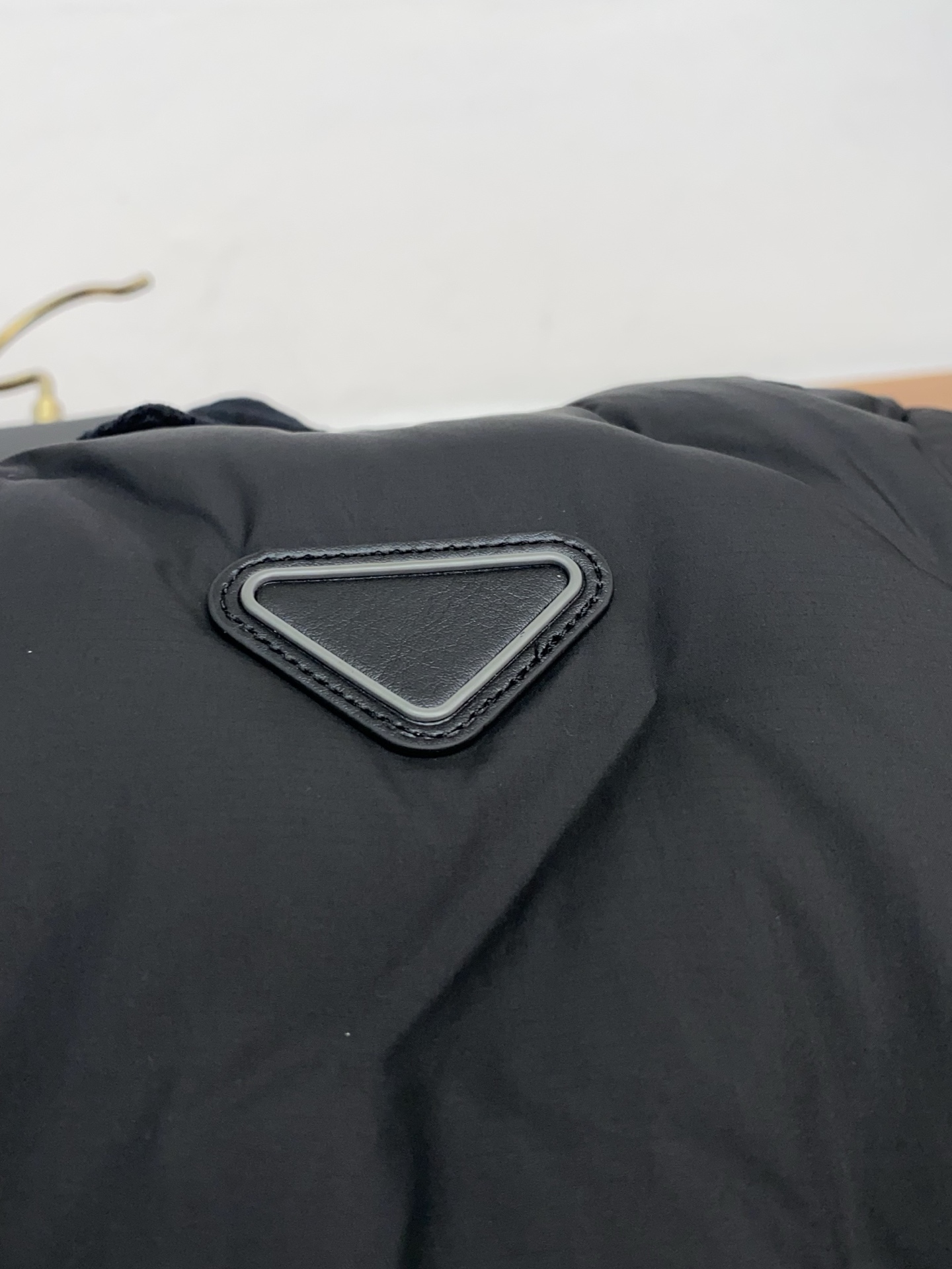 普拉达 25秋冬男士时尚商务翻领羽绒服 轻奢时尚休闲风格，轻盈保暖柔软！低调系列时尚百搭，就是有型！香港