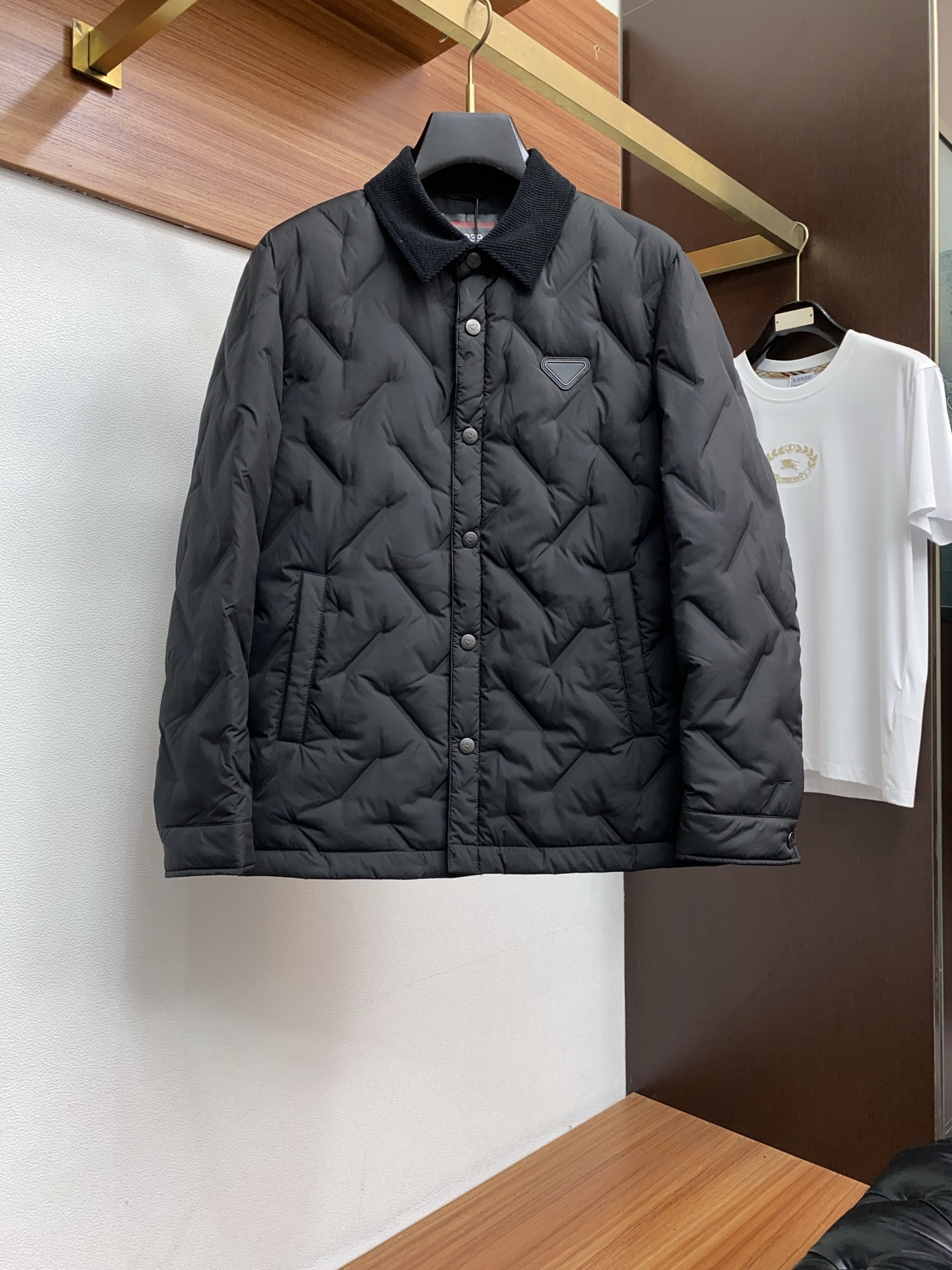 普拉达 25秋冬男士时尚商务翻领羽绒服 轻奢时尚休闲风格，轻盈保暖柔软！低调系列时尚百搭，就是有型！香港