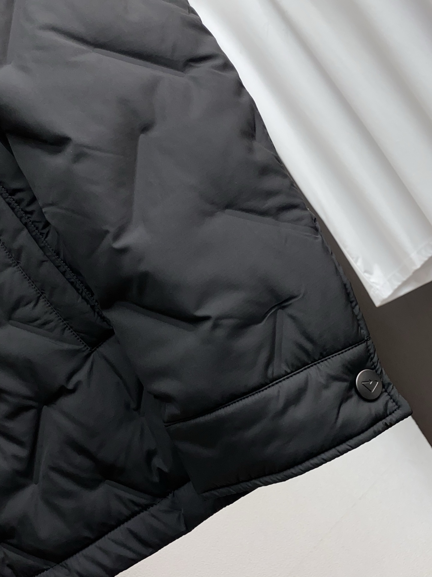 普拉达 25秋冬男士时尚商务翻领羽绒服 轻奢时尚休闲风格，轻盈保暖柔软！低调系列时尚百搭，就是有型！香港