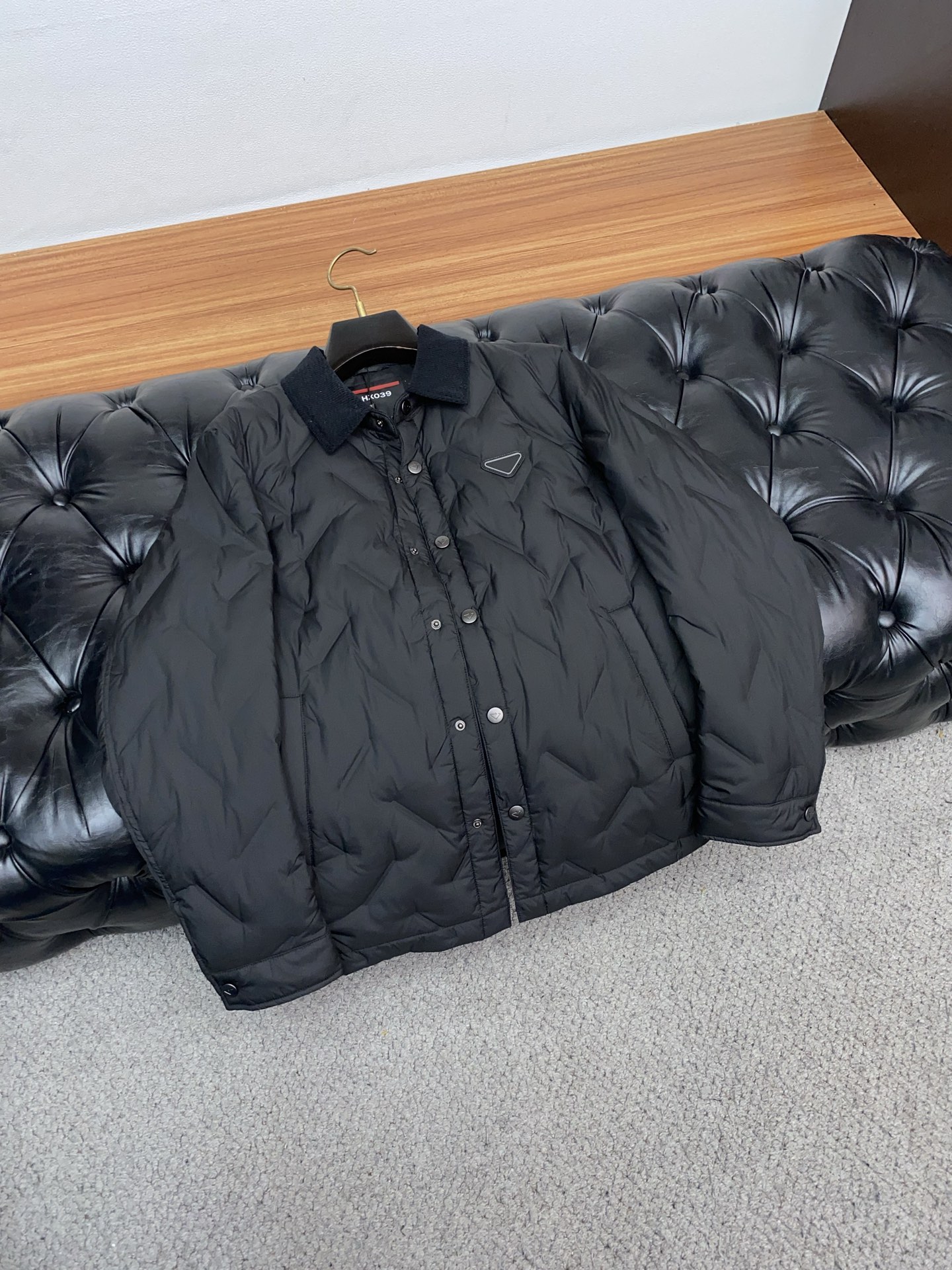 普拉达 25秋冬男士时尚商务翻领羽绒服 轻奢时尚休闲风格，轻盈保暖柔软！低调系列时尚百搭，就是有型！香港