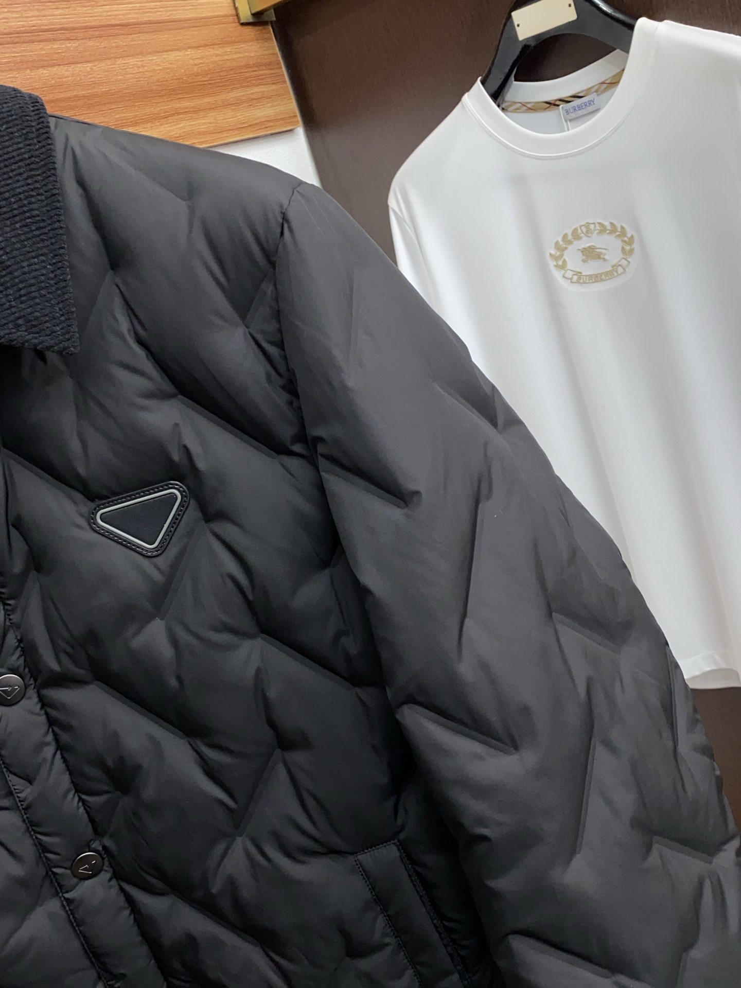 普拉达 25秋冬男士时尚商务翻领羽绒服 轻奢时尚休闲风格，轻盈保暖柔软！低调系列时尚百搭，就是有型！香港